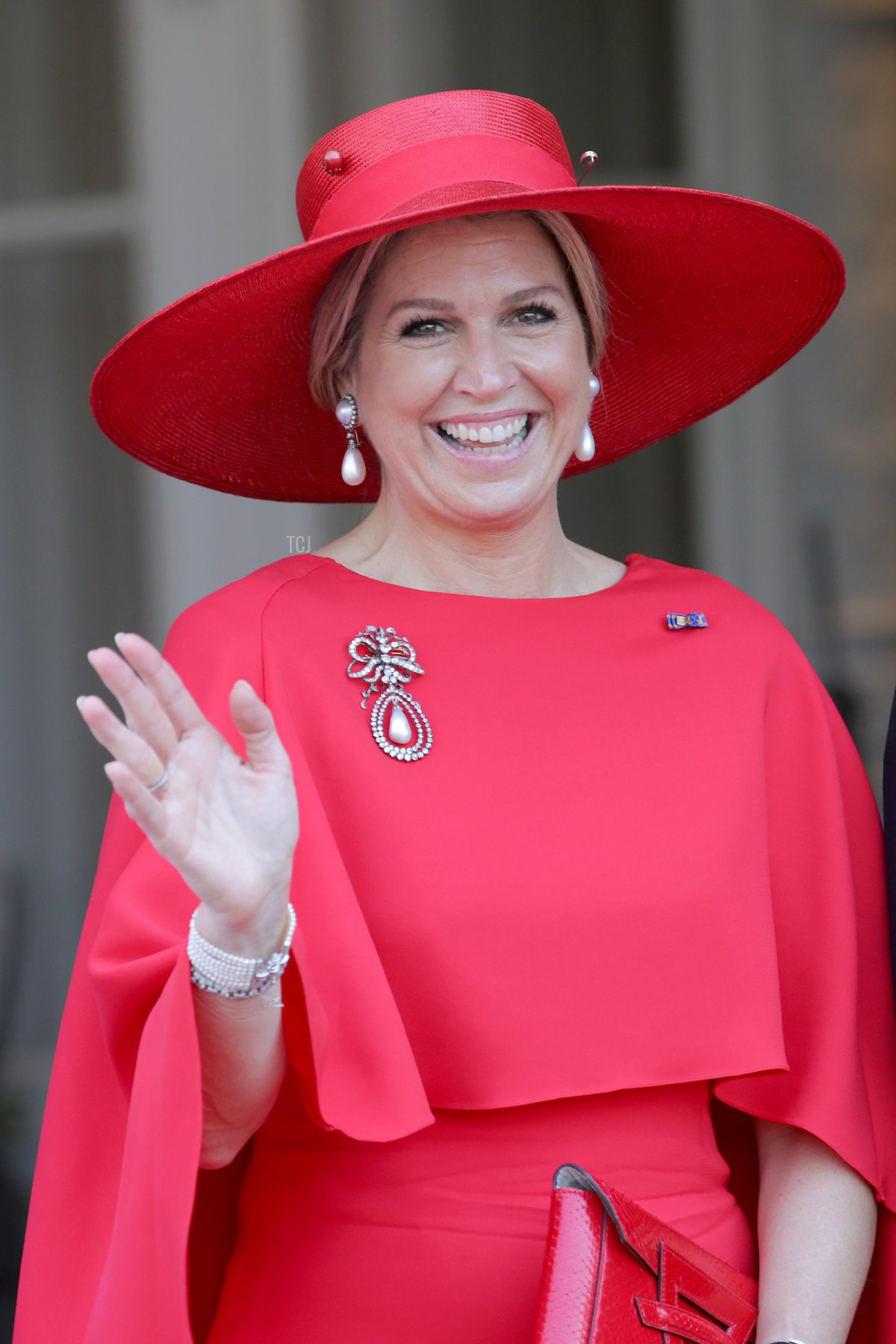 La regina Maxima dei Paesi Bassi saluta la folla mentre arriva per una visita di stato al Palazzo Hofburg il 27 giugno 2022 a Vienna, Austria. Le Loro Altezzes stanno effettuando una visita di tre giorni in Austria