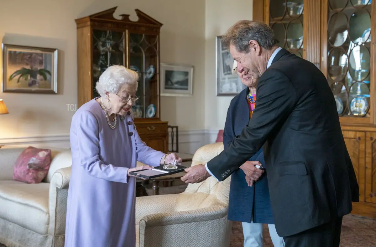 La regina Elisabetta II presenta la Medaglia della Musica di Sua Maestà per l'anno 2021 a John Wallace CBE presso il Palazzo di Holyroodhouse, Edimburgo, il 28 giugno 2022