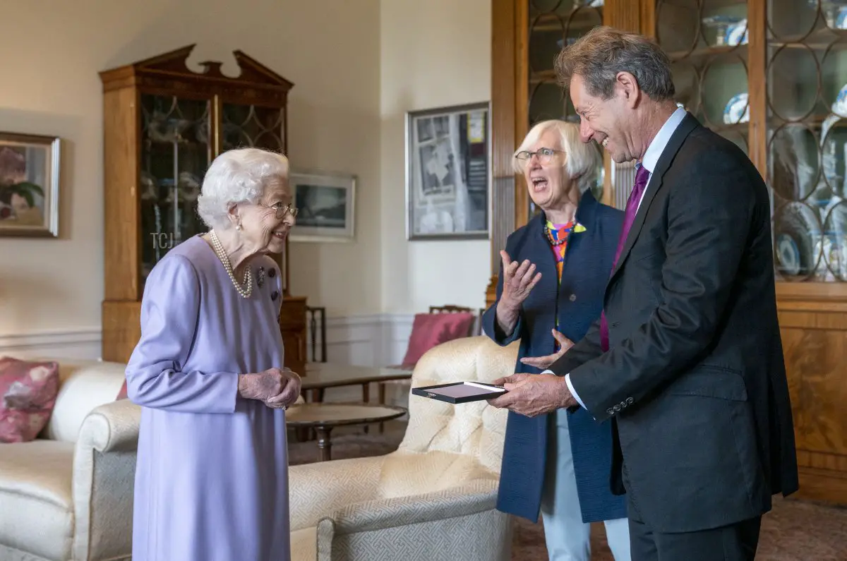 La regina Elisabetta II presenta la Medaglia della Musica di Sua Maestà per l'anno 2021 a John Wallace CBE presso il Palazzo di Holyroodhouse, Edimburgo, il 28 giugno 2022