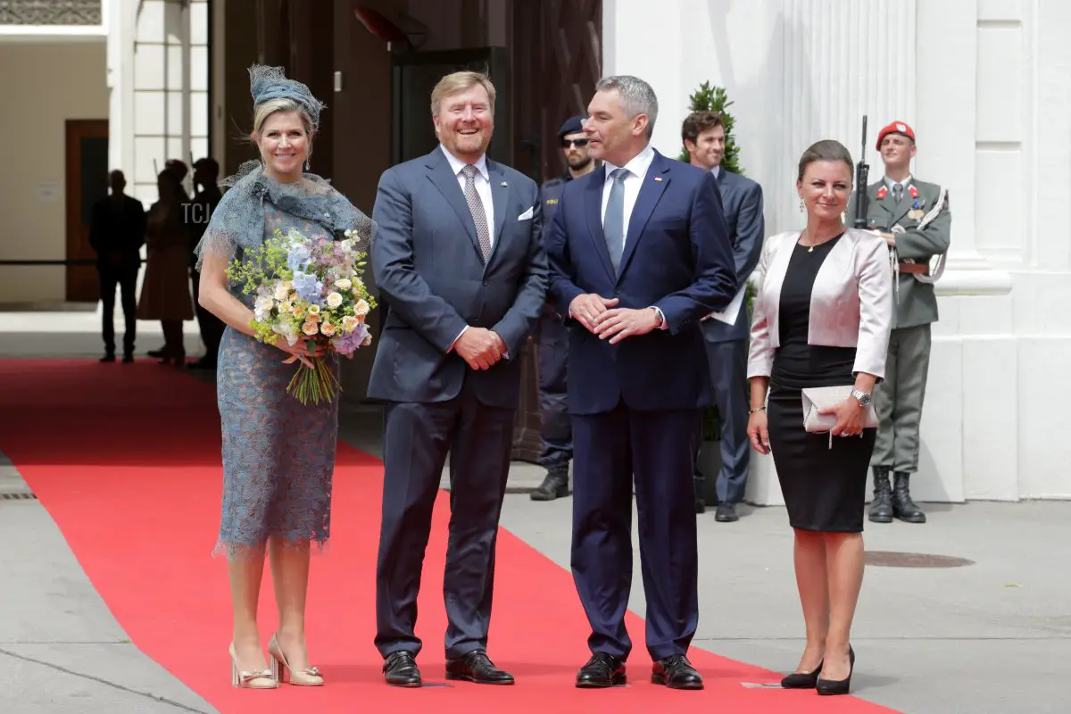 La regina Máxima dei Paesi Bassi e il re Willem-Alexander dei Paesi Bassi vengono accolti dal cancelliere austriaco Karl Nehammer e sua moglie Katharina Nehammer all'arrivo alla cancelleria austriaca il 28 giugno 2022 a Vienna, Austria