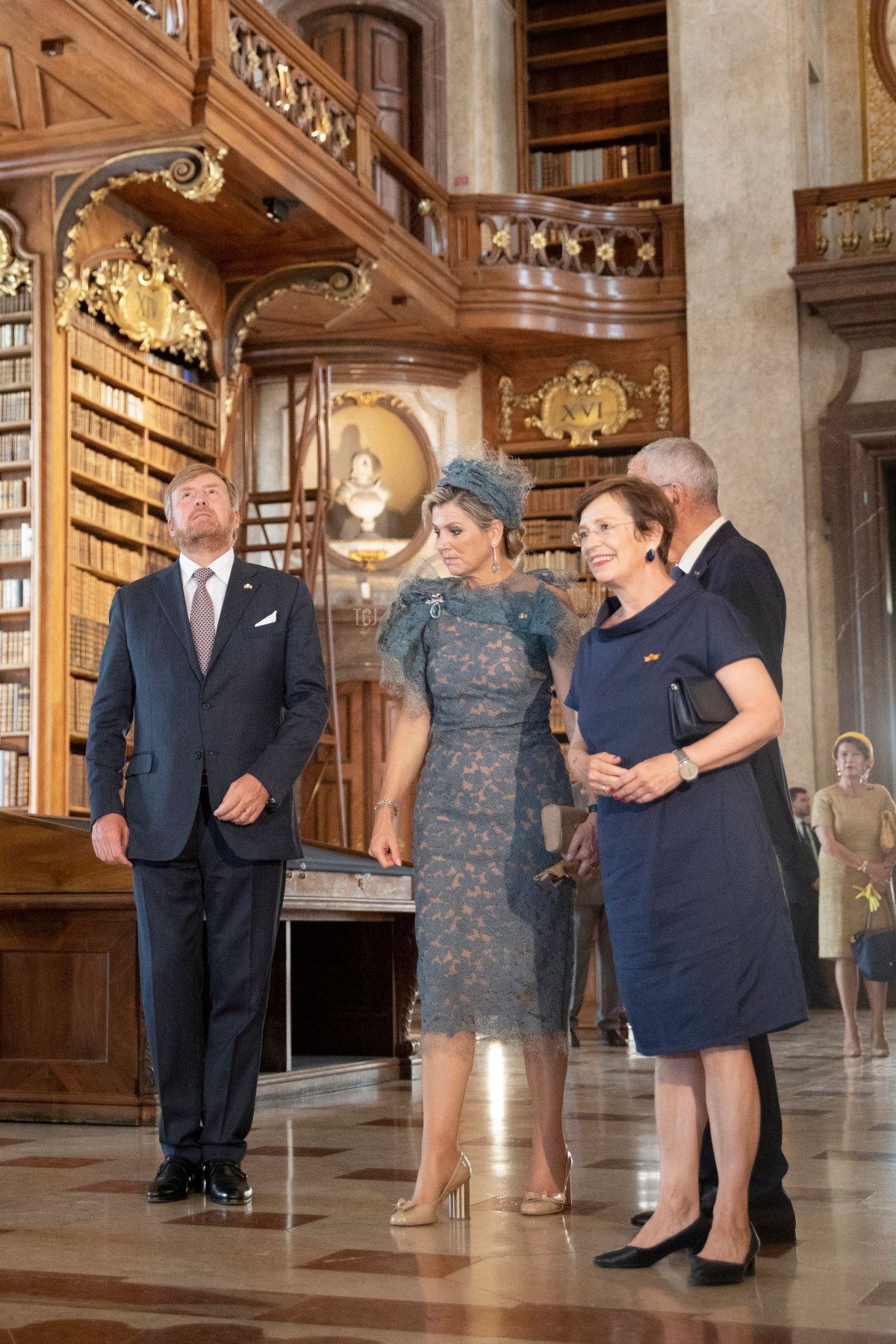 Il re Willem-Alexander dei Paesi Bassi, la regina Máxima dei Paesi Bassi, la moglie del presidente austriaco Doris Schmidauer e il presidente austriaco Alexander Van der Bellen reagiscono durante la loro visita alla Biblioteca Nazionale a Vienna, Austria, il 28 giugno 2022