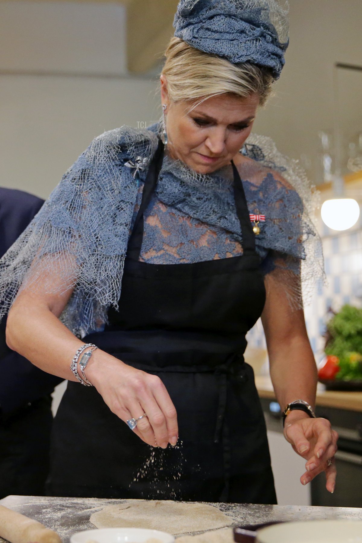 La regina Máxima dei Paesi Bassi cucina durante la visita al progetto di cucina comunitaria al Brotfabrik il 28 giugno 2022 a Vienna, Austria