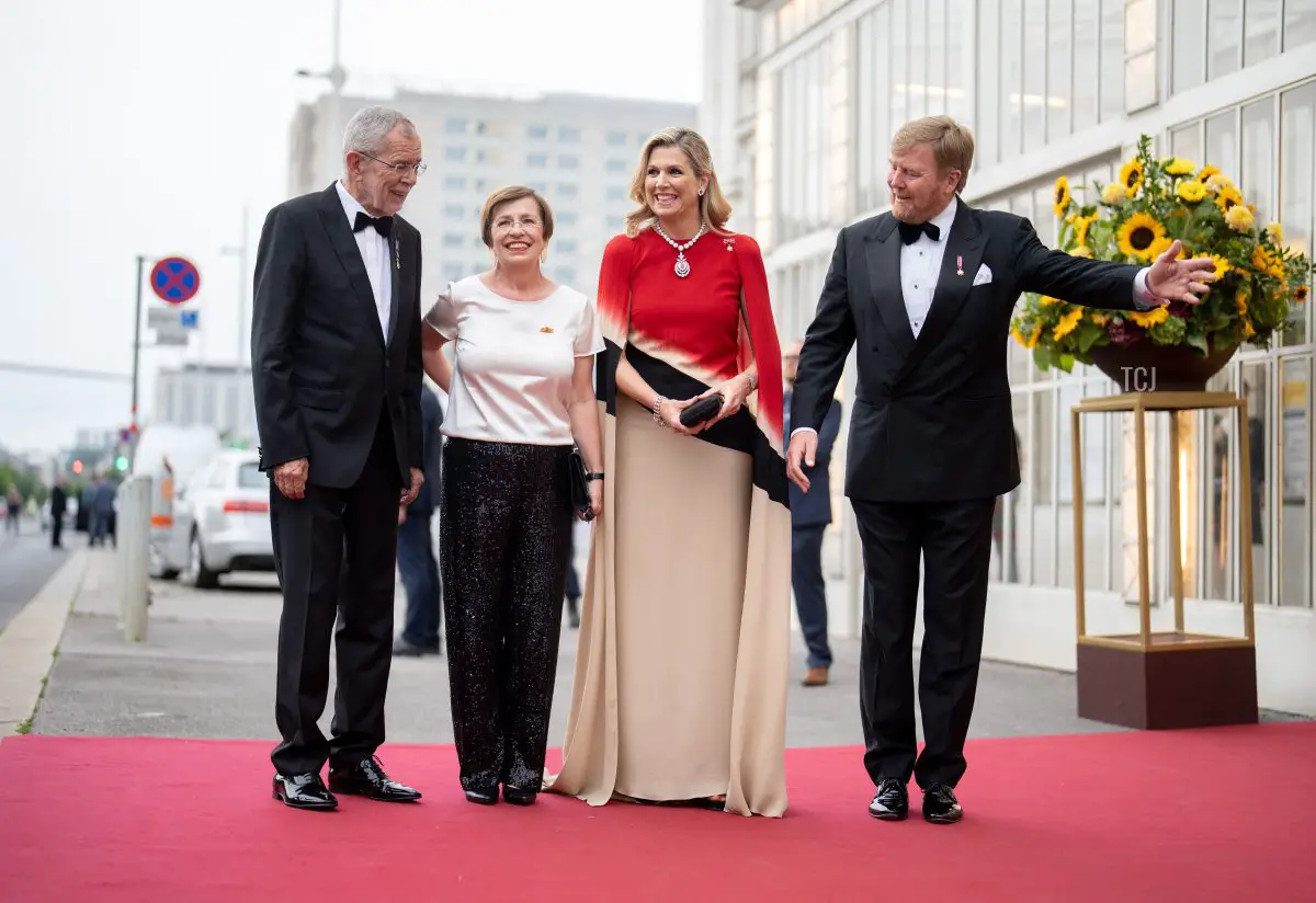 Il presidente austriaco Alexander Van der Bellen e sua moglie Doris Schmidauer, la regina Massima e il re Guglielmo Alessandro dei Paesi Bassi posano per foto mentre arrivano per un concerto al Konzerthaus di Vienna, Austria il 28 giugno 2022