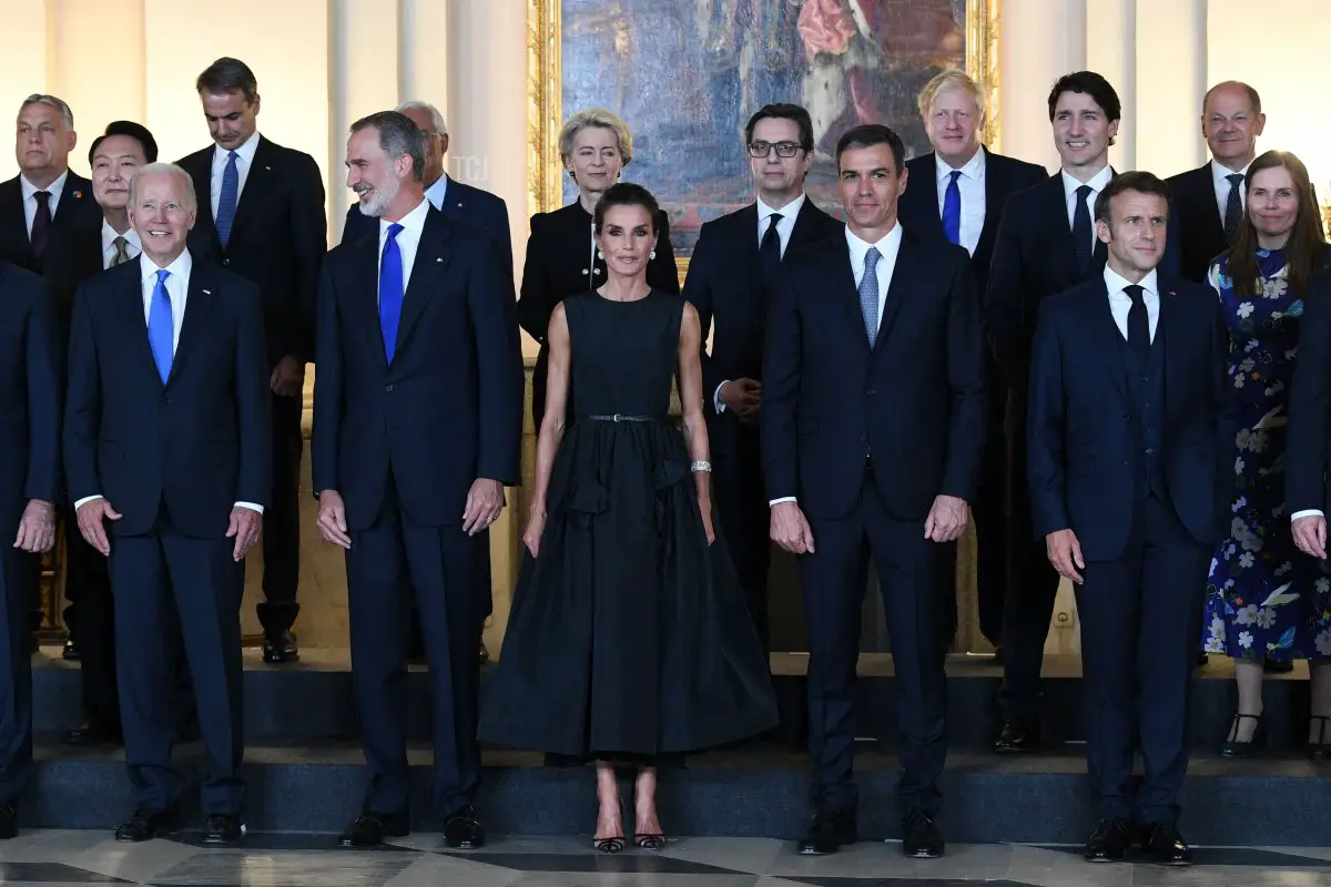 Il presidente degli Stati Uniti Joe Biden (sinistra), il primo ministro spagnolo Pedro Sanchez (secondo a destra), il presidente francese Emmanuel Macron (destra), capi di Stato e di Governo e capi di Organizzazioni Internazionali, invitati al programma ufficiale del vertice NATO, posano per una foto di famiglia prima di una cena ospitata dal re di Spagna Felipe VI (secondo a sinistra) e dalla regina Letizia (centro) al Palazzo Reale di Madrid, il 28 giugno 2022