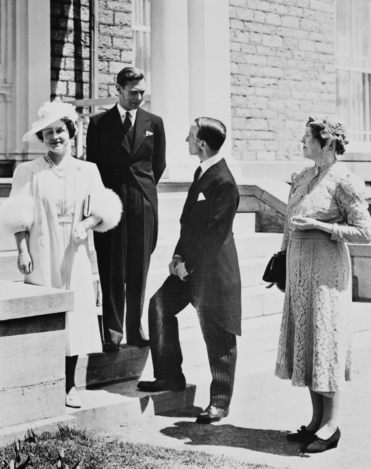 Regina Elisabetta (a sinistra) Re Giorgio VI (secondo da sinistra) con il Governatore Generale Lord Tweedsmuir (secondo da destra) e Lady Tweedsmuir (a destra) a Rideau Hall durante il tour reale del Canada, 20 maggio 1939