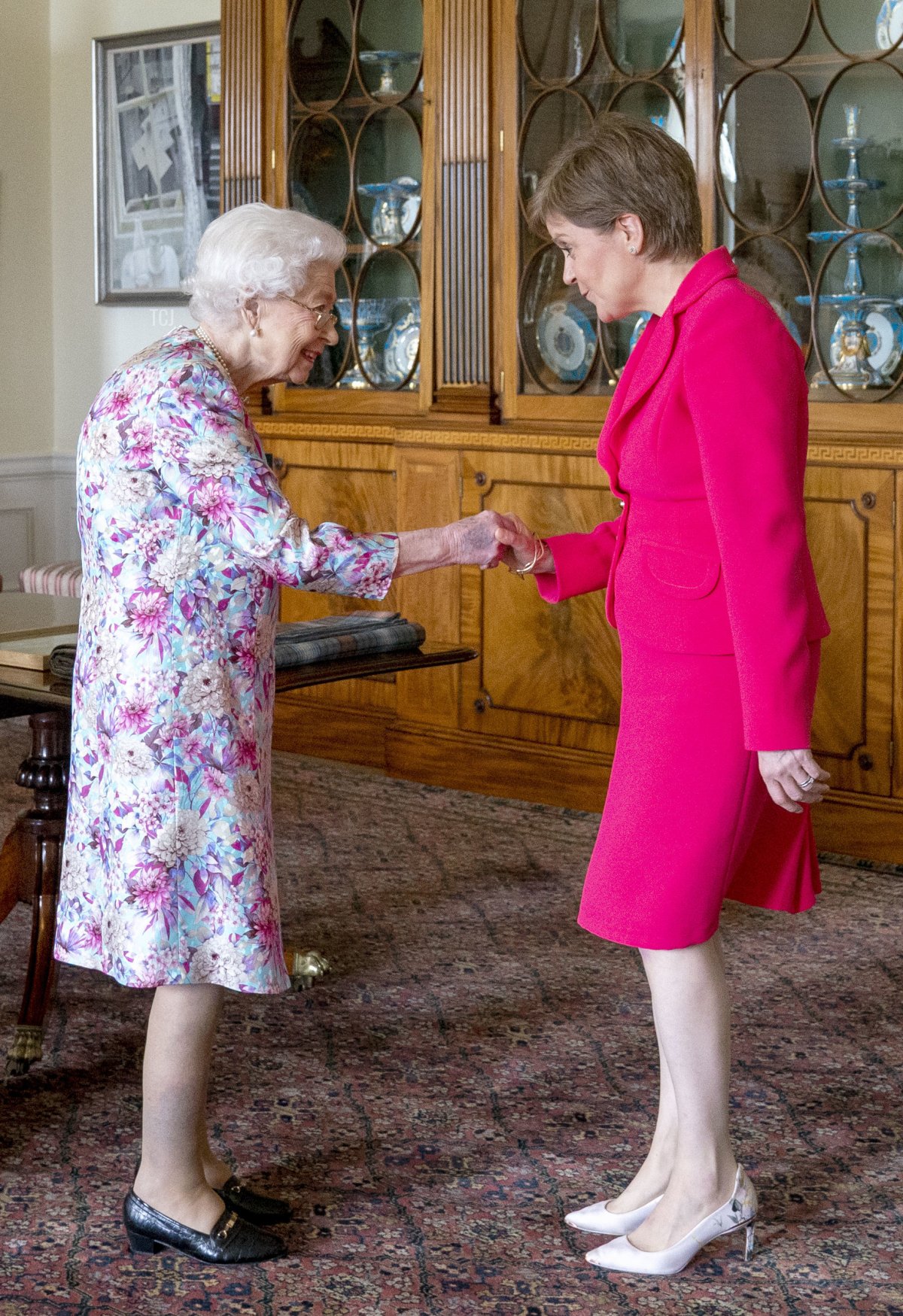 La regina Elisabetta II riceve il Primo Ministro di Scozia Nicola Sturgeon durante un'udienza al Palazzo di Holyroodhouse a Edimburgo, parte della sua tradizionale visita in Scozia per la Holyrood Week, il 29 giugno 2022