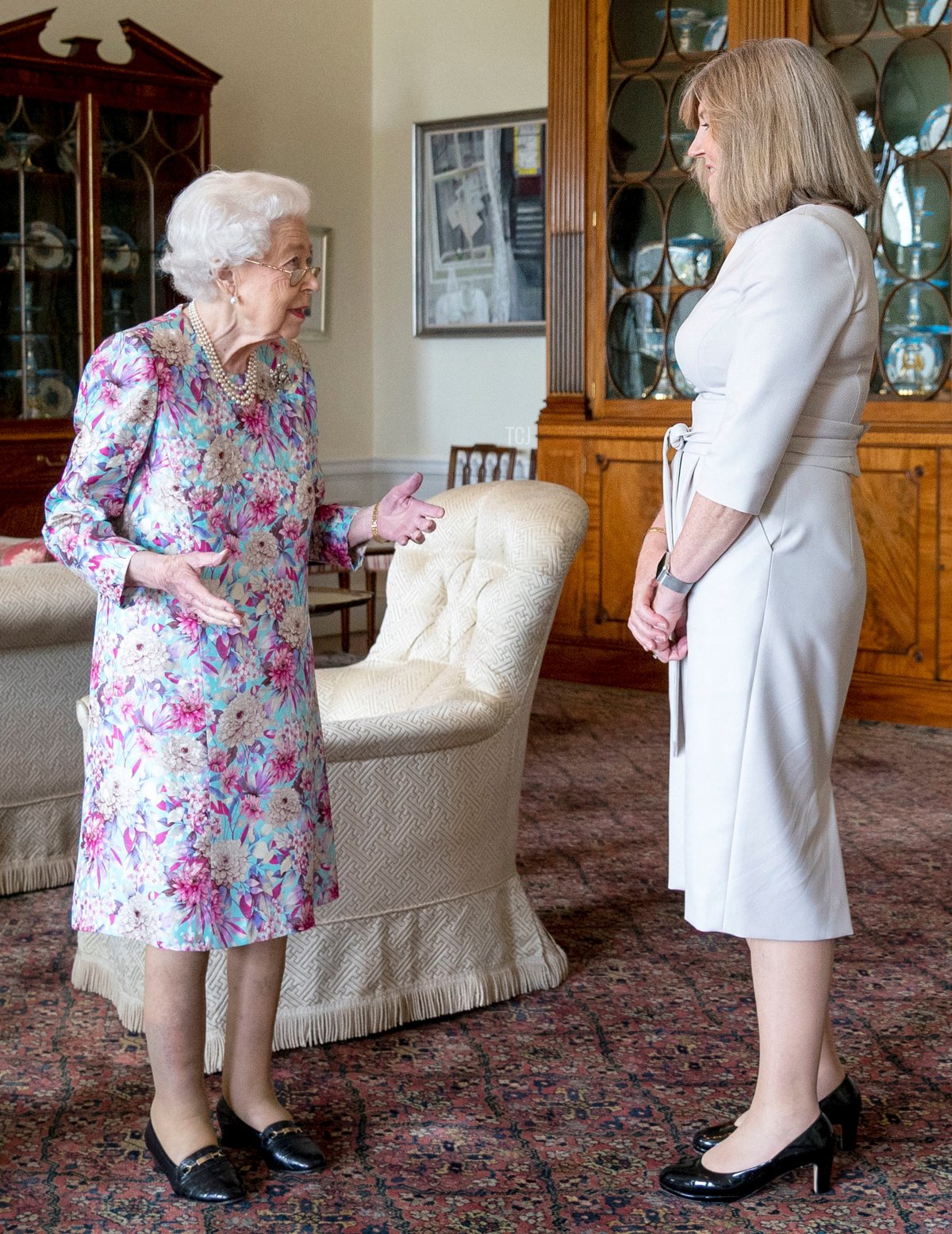 La regina Elisabetta II riceve il Presidente del Parlamento scozzese, Alison Johnstone, durante un'udienza al Palazzo di Holyroodhouse a Edimburgo, Scozia, il 29 giugno 2022