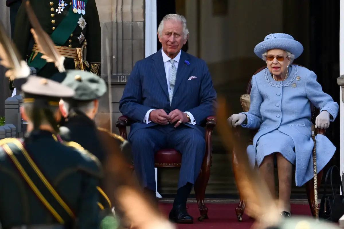 Il Principe Carlo, Principe di Galles, noto come Duca di Rothesay mentre si trova in Scozia, e la Regina Elisabetta II partecipano alla Reddendo Parade della Royal Company of Archers nei giardini del Palazzo di Holyroodhouse il 30 giugno 2022 a Edimburgo, Regno Unito