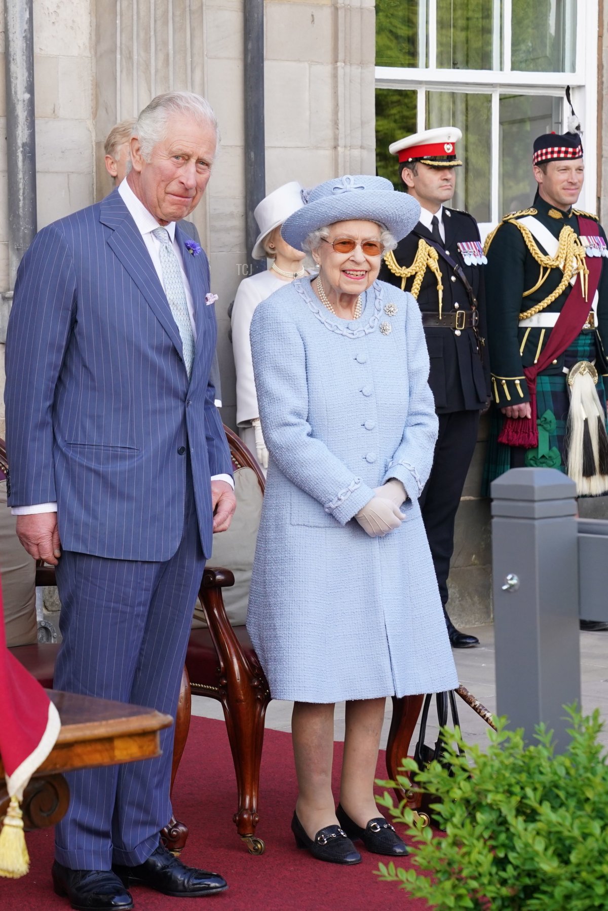 Il Principe Carlo, Principe di Galles, noto come Duca di Rothesay mentre si trova in Scozia e la Regina Elisabetta II partecipano alla Reddendo Parade del Queens Body Guard per Scozia (nota anche come Royal Company of Archers) nei giardini del Palazzo di Holyroodhouse, Edimburgo, Scozia il 30 giugno 2022