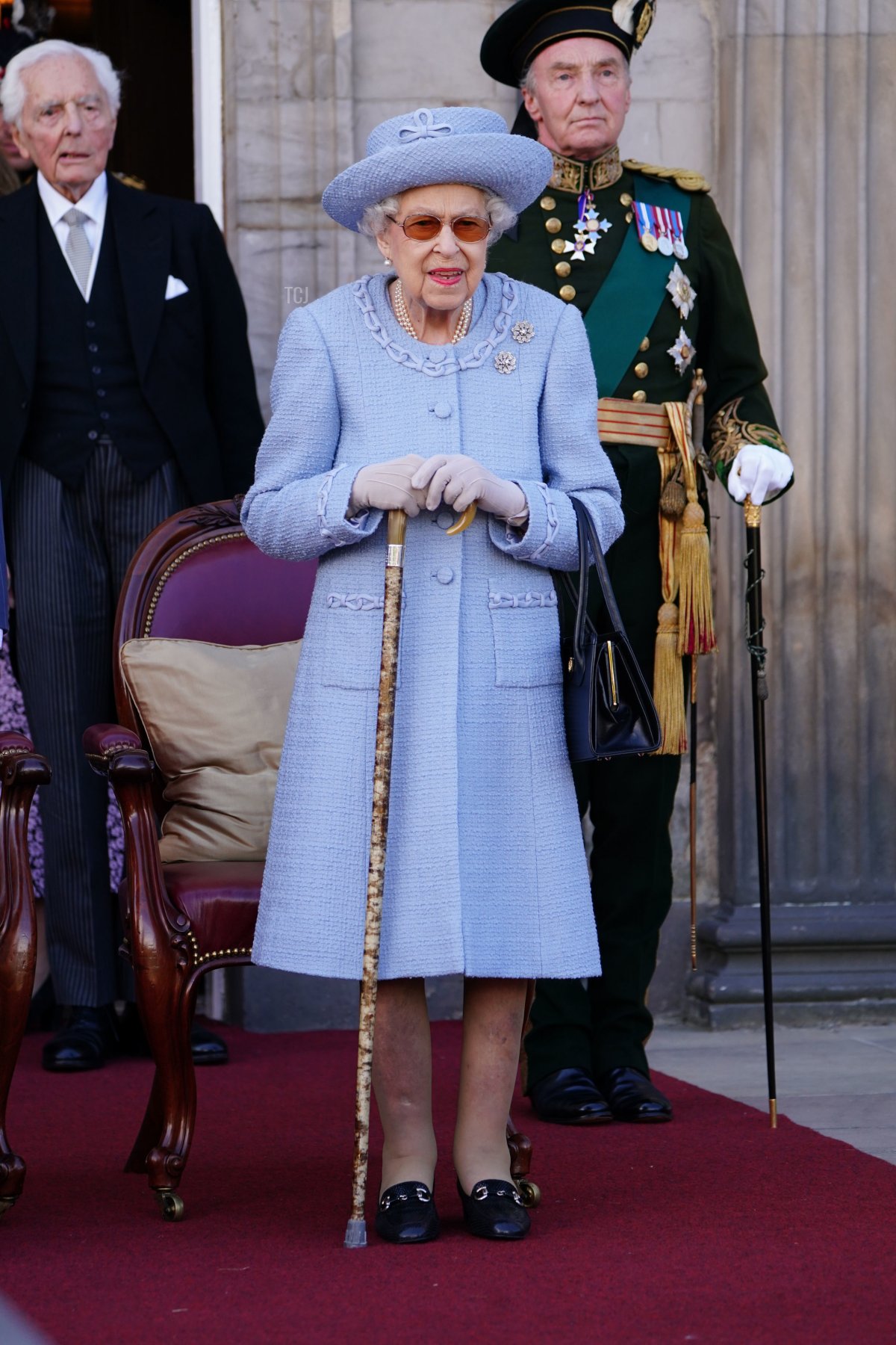 Il Duca di Buccleuch (R) e la Regina Elisabetta II partecipano alla Reddendo Parade del Queens Body Guard per la Scozia (nota anche come Royal Company of Archers) nei giardini del Palazzo di Holyroodhouse, Edimburgo, Scozia il 30 giugno 2022