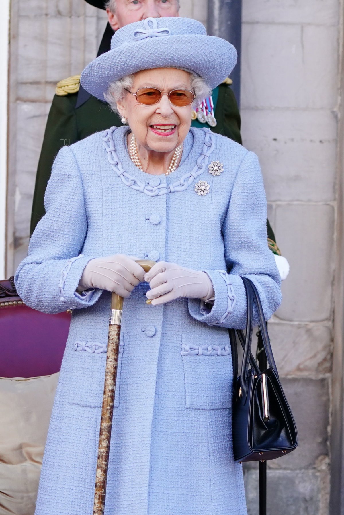 La regina Elisabetta II partecipa alla Reddendo Parade del Body Guard per la Scozia (nota anche come Royal Company of Archers) nei giardini del Palazzo di Holyroodhouse, Edimburgo, Scozia il 30 giugno 2022