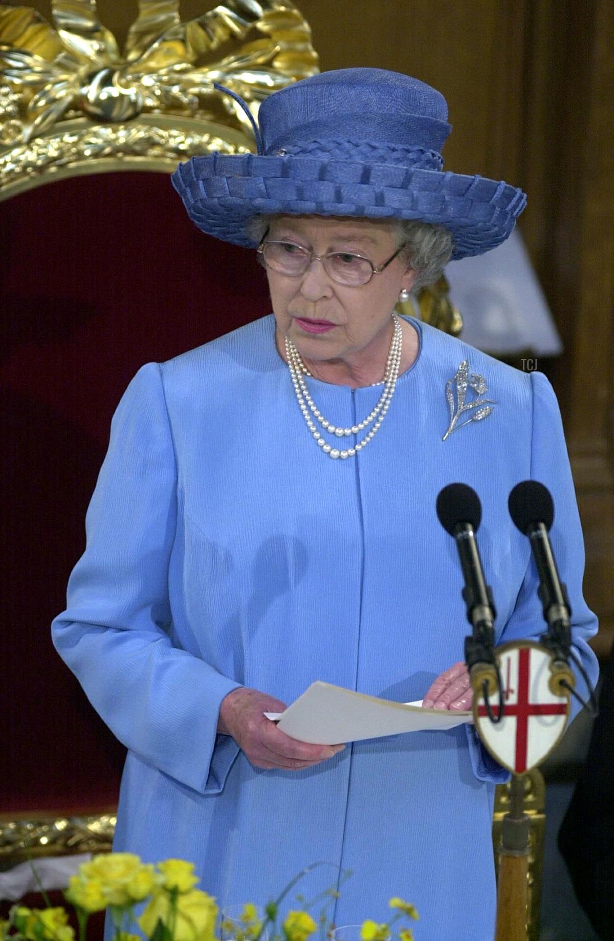 La Regina Elisabetta II mentre pronuncia un discorso al Guildhall durante un pranzo a Londra il 4 Giugno 2002