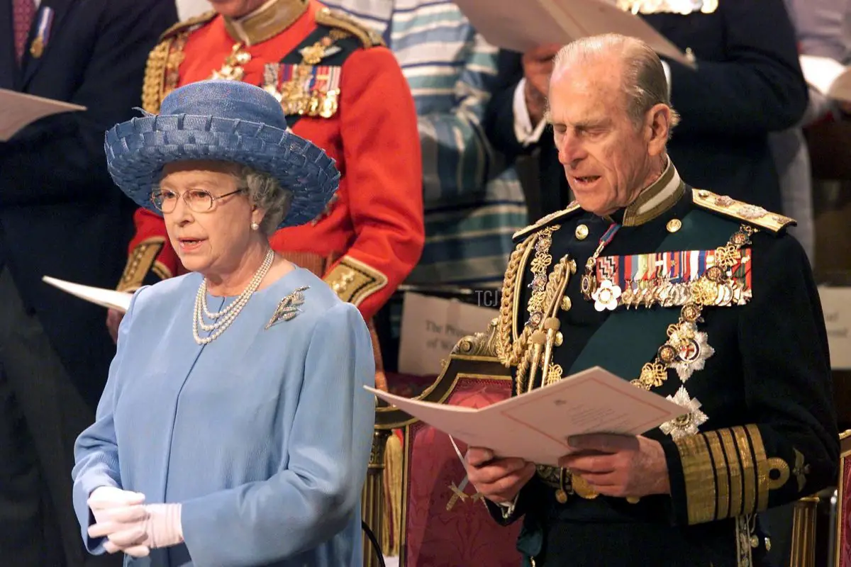 La Regina Elisabetta II del Regno Unito (L) e il Duca di Edimburgo il 4 Giugno 2002 alla Cattedrale di St Paul durante un servizio di ringraziamento per celebrare il Giubileo d'Oro della Regina