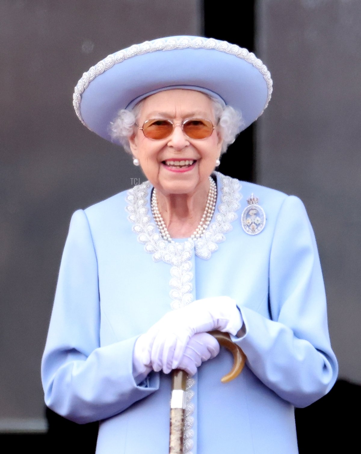 La Regina Elisabetta II sorride sul balcone durante il Trooping The Colour il 02 Giugno 2022 a Londra, Inghilterra.