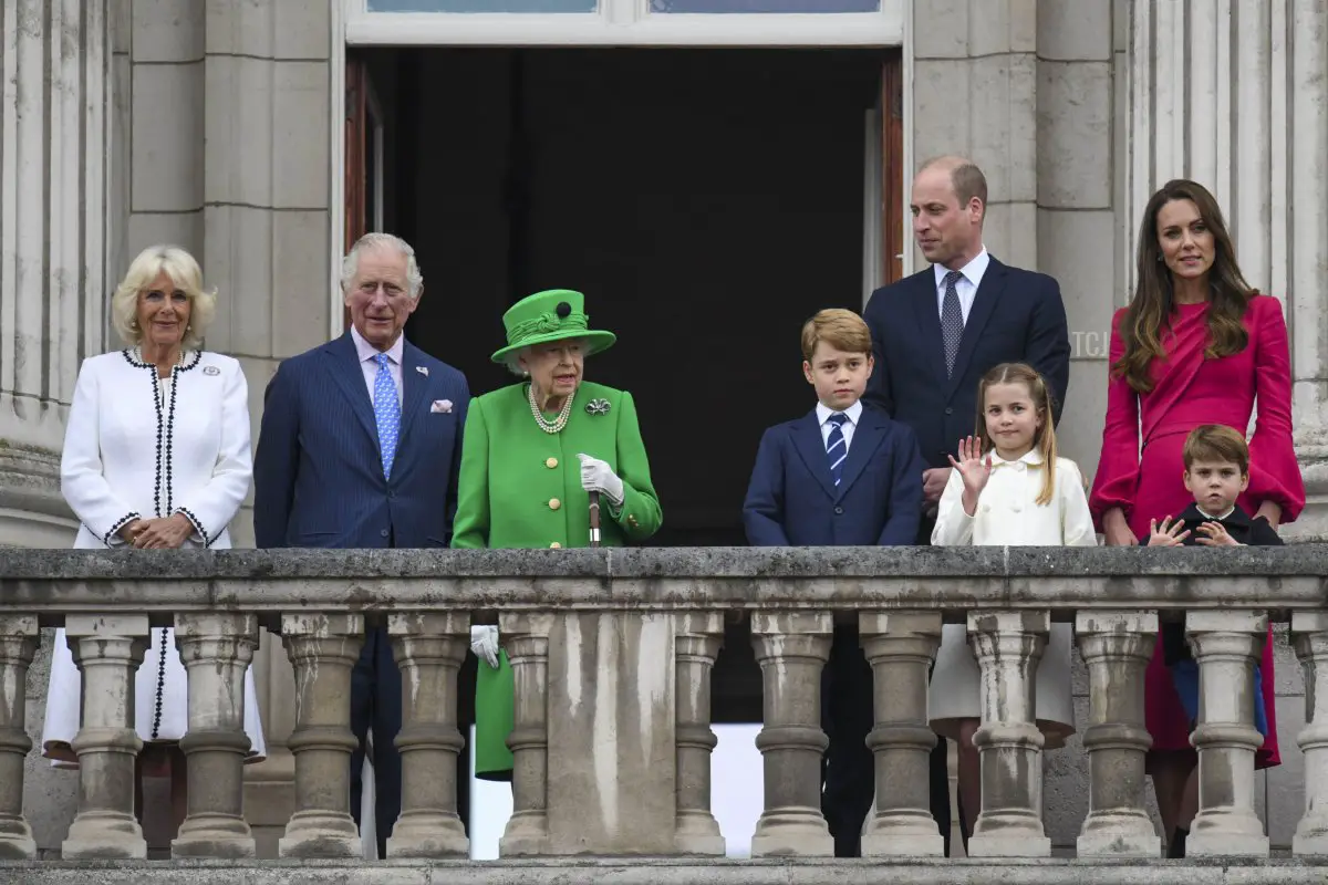 Camilla, Duchessa di Cambridge, Principe Carlo, Principe di Galles, Regina Elisabetta II, Principe George di Cambridge, Principe William, Duca di Cambridge, Principessa Charlotte di Cambridge, Principe Louis di Cambridge e Catherine, Duchessa di Cambridge si trovano sul balcone durante il Giubileo di Platino il 5 Giugno 2022 a Londra, Inghilterra