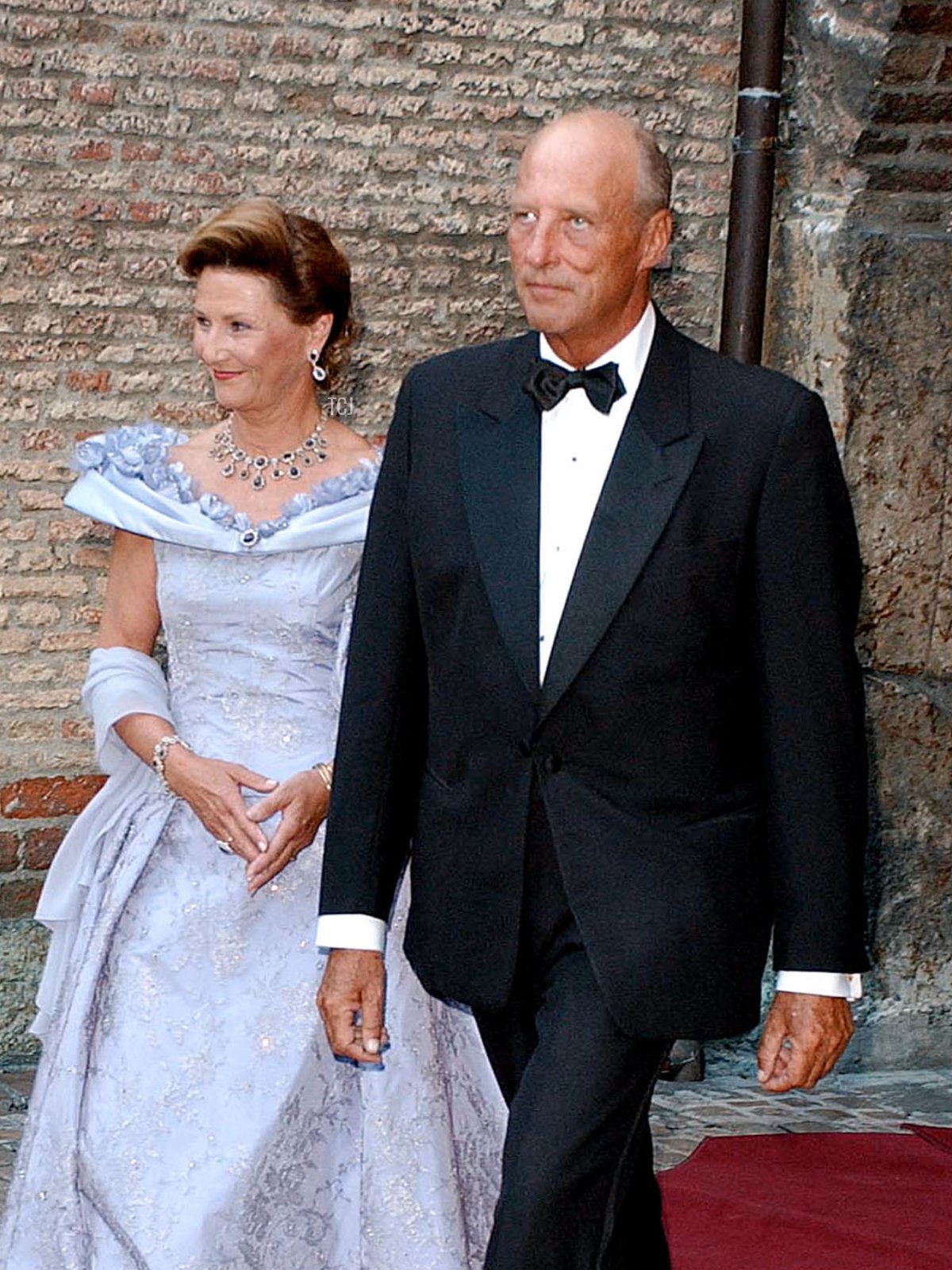 Il Re Harald e la Regina Sonja di Norvegia arrivano a una cena per il Principe Ereditario Haakon di Norvegia e la sua fidanzata Mette-Marit Tjessem Hoiby al Castello di Akershus a Oslo il 24 agosto 2001 la vigilia del loro matrimonio