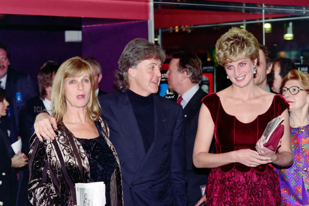 Diana (R), Principessa del Galles, posa con il musicista Paul McCartney (C) e sua moglie Linda a Lille