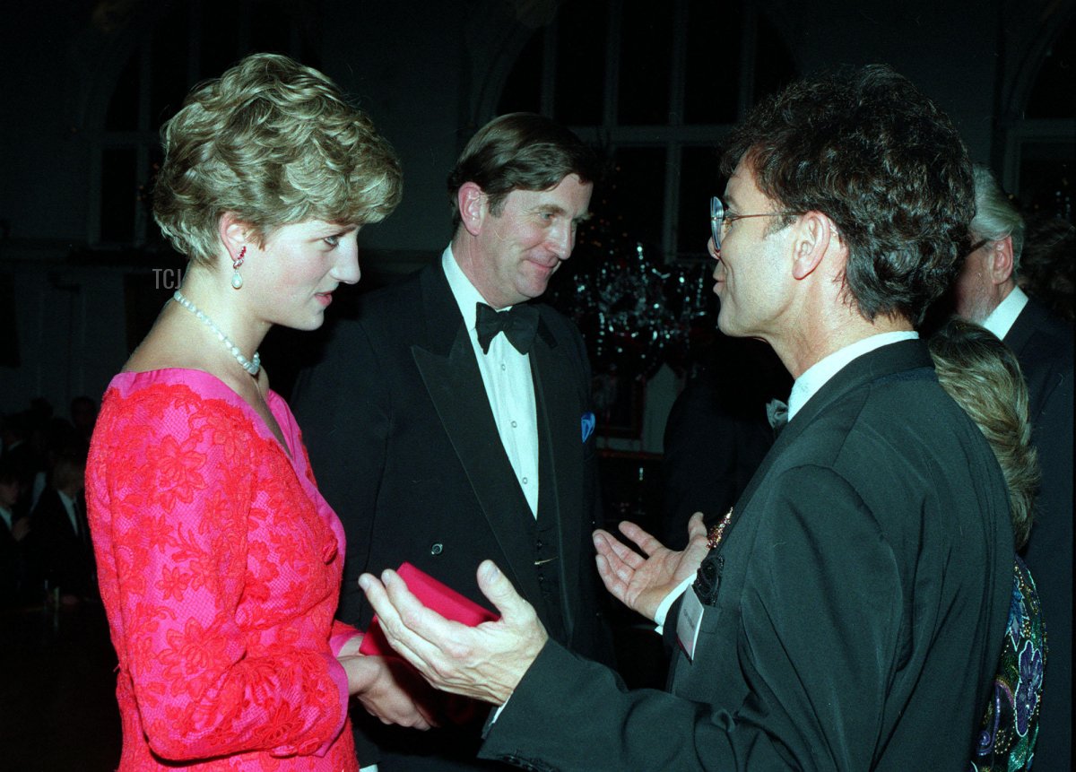 1991 : La Principessa del Galles incontra la pop star Cliff Richard alla Royal School of Music di Londra dopo aver assistito al 'Joy to the World' Christmas spectacular presso il Royal Albert Hall