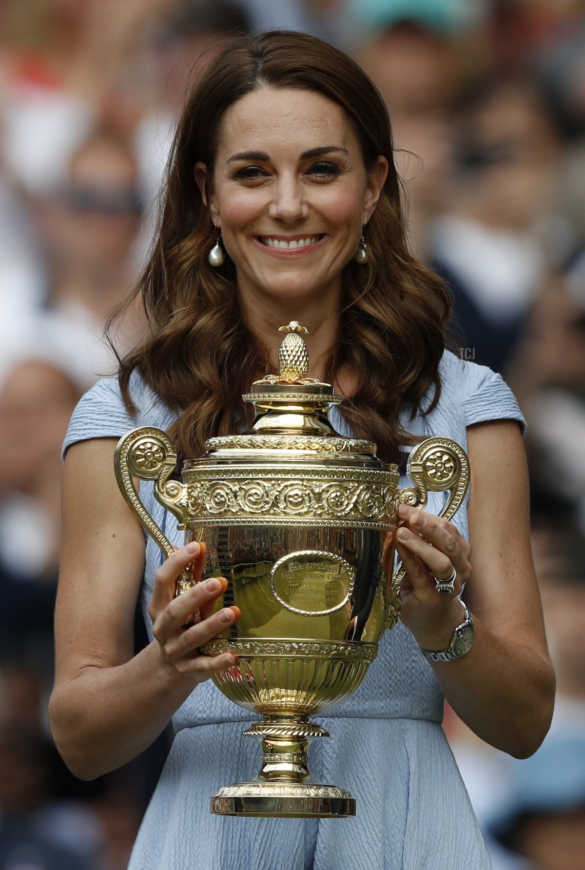 Catherine, Duchessa di Cambridge tiene il trofeo del vincitore dopo la finale di singolare maschile nel tredicesimo giorno dei Campionati di Wimbledon 2019