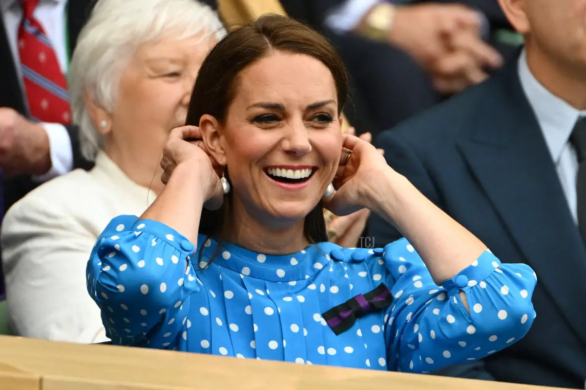 Catherine, Duchessa di Cambridge reagisce mentre si trova nella Royal Box prima dell'inizio della partita