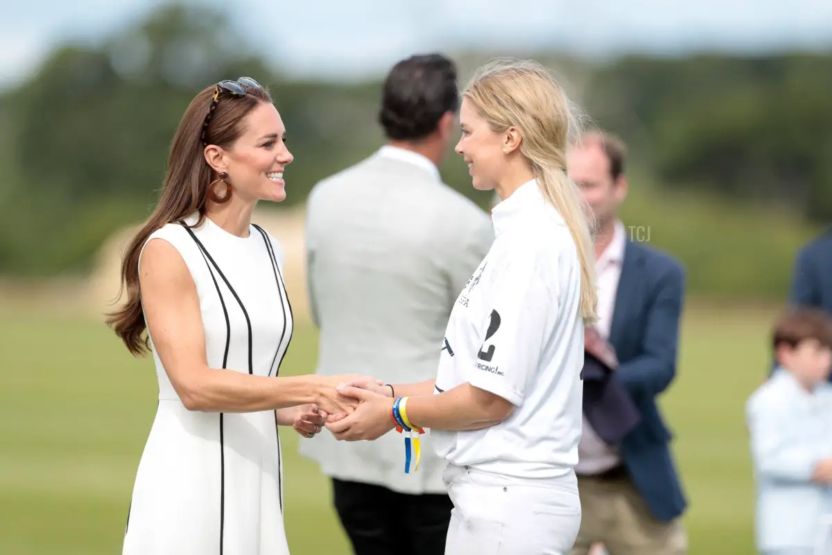 La Duchessa di Cambridge stringe la mano di un giocatore durante il Royal Charity Polo Cup 2022 al Guards Polo Club il 6 luglio 2022 a Egham, Inghilterra