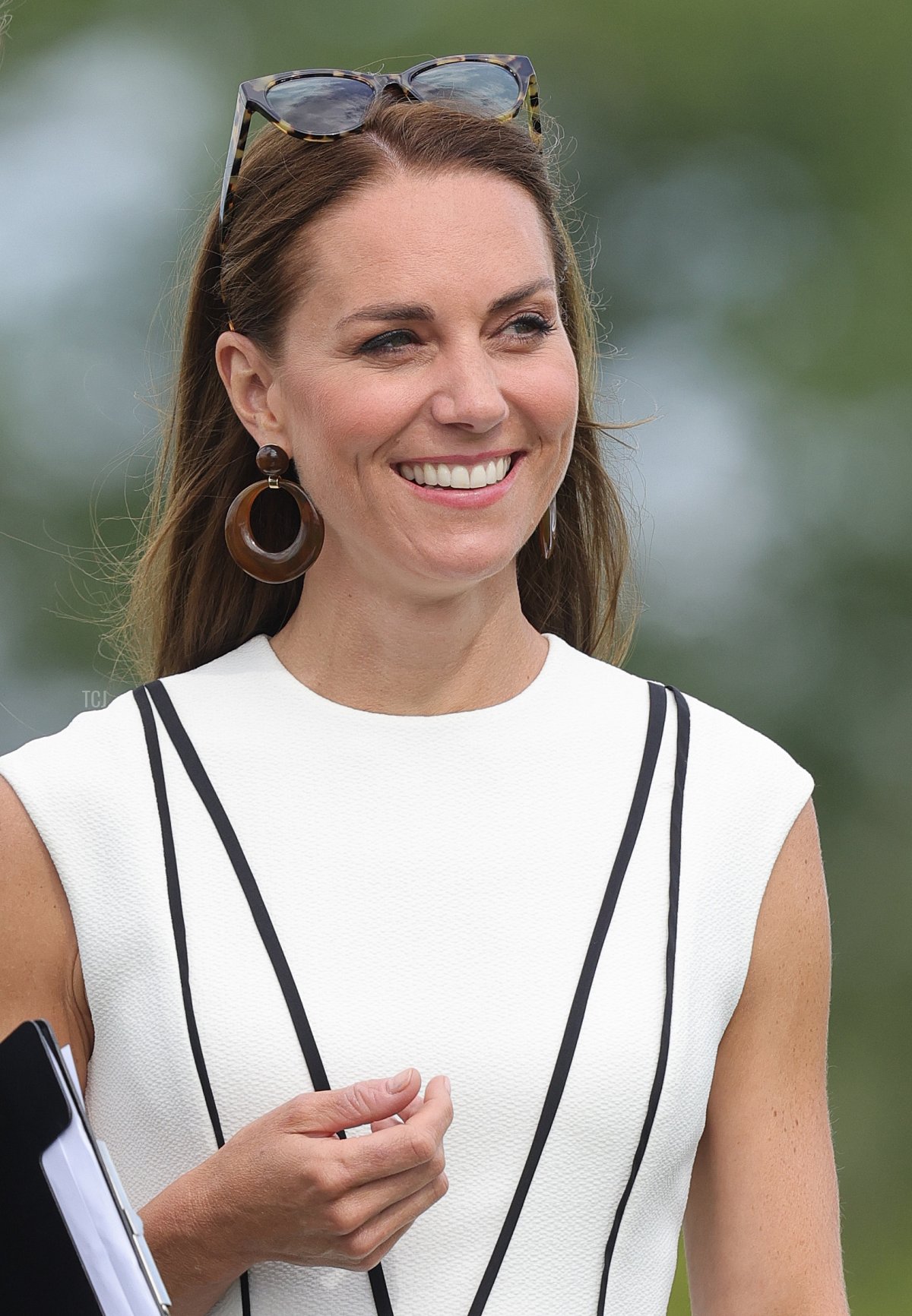 La Duchessa di Cambridge partecipa alla premiazione dopo il Royal Charity Polo Cup 2022 al Guards Polo Club il 6 luglio 2022 a Windsor, Inghilterra