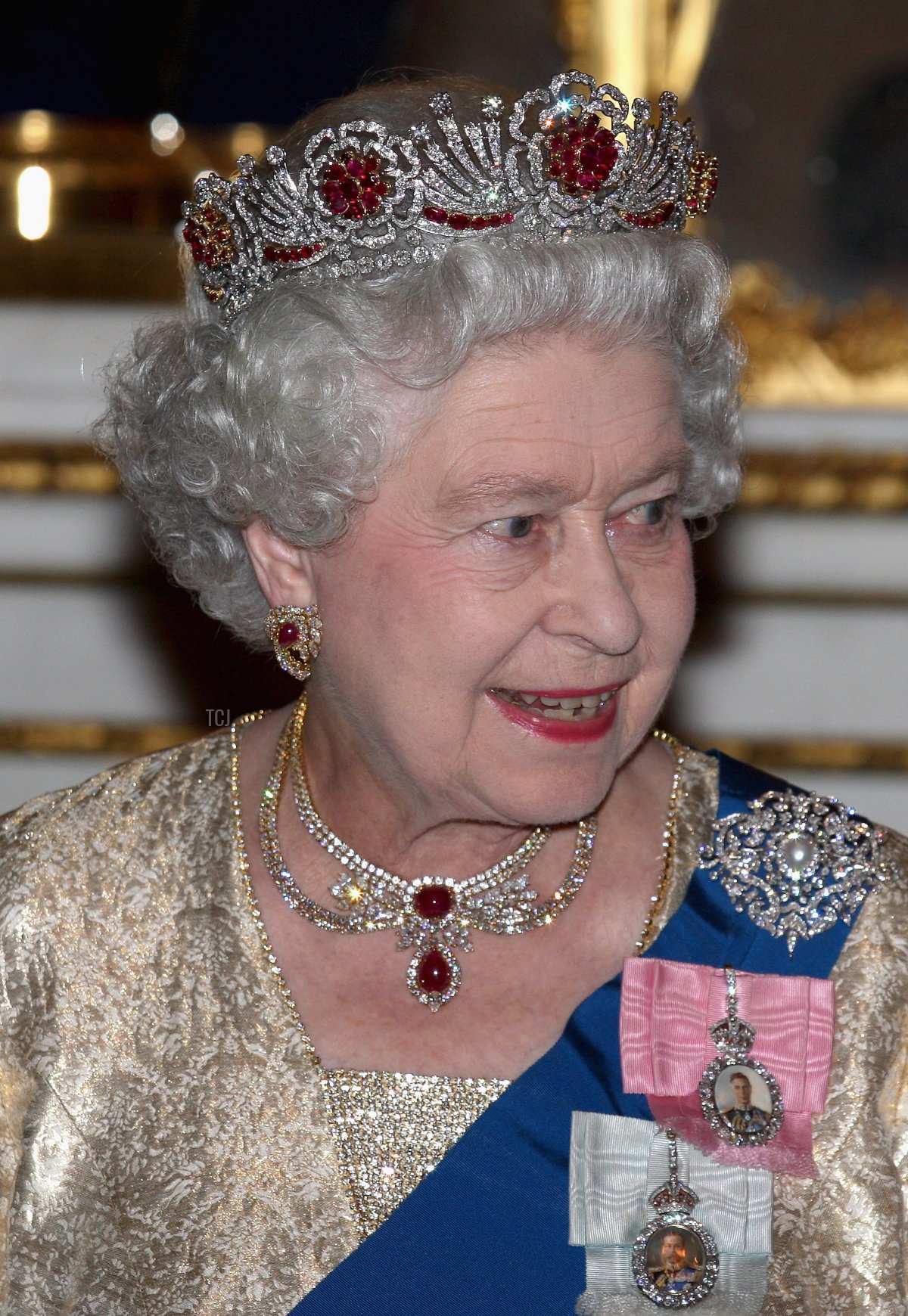 La regina Elisabetta II arriva a un banchetto di stato per la visita del presidente della Repubblica dell'India Prathibha Devi Singh Patil al Castello di Windsor il 27 ottobre 2009 a Londra, Inghilterra