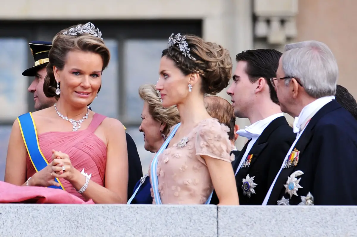 La Duchessa di Brabant, la Principessa delle Asturie, il Principe Filippos di Grecia e Danimarca, e il Re Costantino II di Grecia appaiono sulla terrazza del palazzo dopo il matrimonio della Principessa ereditari di Svezia e Daniel Westling a Stoccolma il 19 giugno 2010 (Pascal Le Segretain/Getty Images)