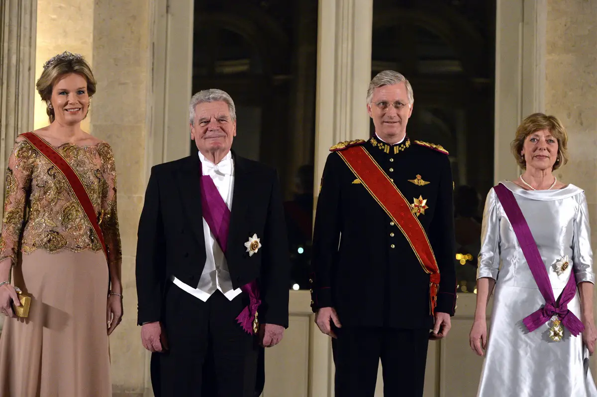 Il Re e la Regina dei Belgi posano con il Presidente Joachim Gauck della Germania e la sua compagna, Daniela Schadt, prima di un banchetto a Laeken l'8 marzo 2016 (ERIC LALMAND/AFP via Getty Images)