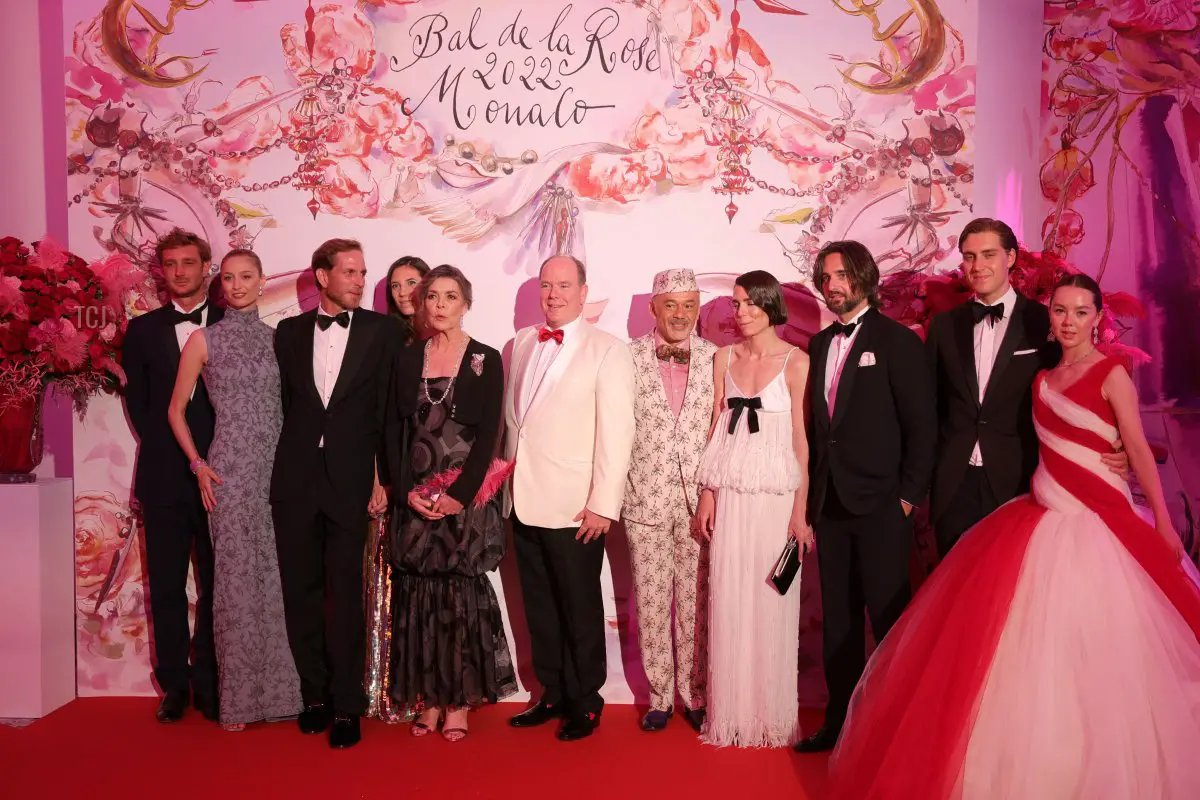 Pierre Casiraghi, sua moglie contessa Beatrice Borromeo, Andrea Casiraghi, sua moglie Tatiana Santo Domingo, Caroline di Hannover, il Principe Alberto II di Monaco, Christian Louboutin, Charlotte Casiraghi, suo marito il produttore francese Dimitri Rassam, Ben-Sylvester Strautmann e Alexandra di Hannover, posano per una photocall durante il 'Bal de la Rose' (Bal Rose), a Monaco, l'8 luglio 2022