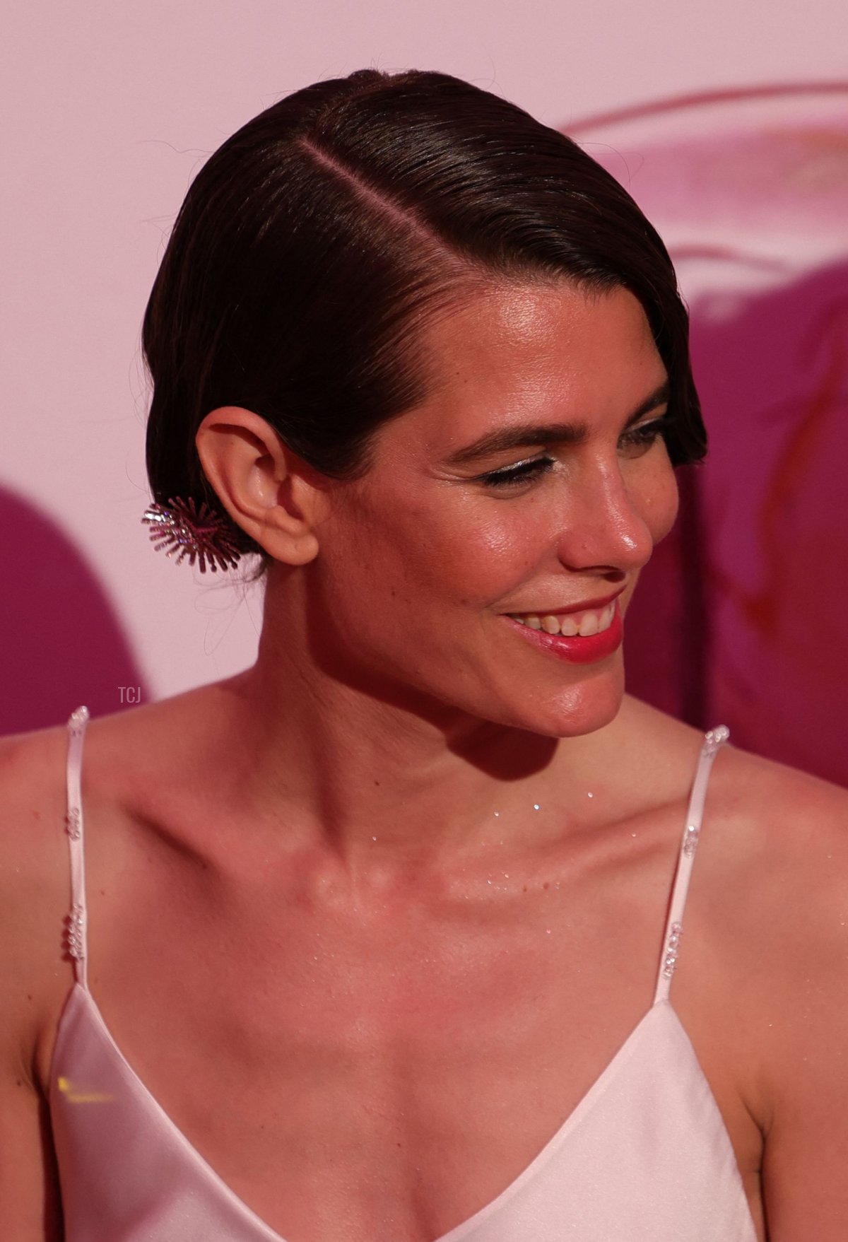 Charlotte Casiraghi (sinistra) e suo marito il produttore francese Dimitri Rassam reagiscono durante il 'Bal de la Rose' (Bal Rose), a Monaco, l'8 luglio 2022