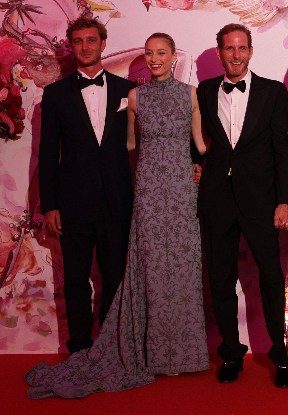 Pierre Casiraghi, sua moglie contessa Beatrice Borromeo, Andrea Casiraghi, sua moglie Tatiana Santo Domingo, Charlotte Casiraghi, suo marito il produttore francese Dimitri Rassam, e Alexandra di Hannover, posano per una photocall durante il 'Bal de la Rose' (Bal Rose), a Monaco, l'8 luglio 2022