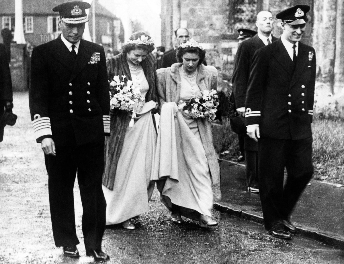 Da sinistra, il Re Giorgio VI, le principesse Margherita e Elisabetta II, il Principe Filippo di Grecia arrivano per il matrimonio di Lady Patricia Mountbatten a Londra nell'ottobre del 1946