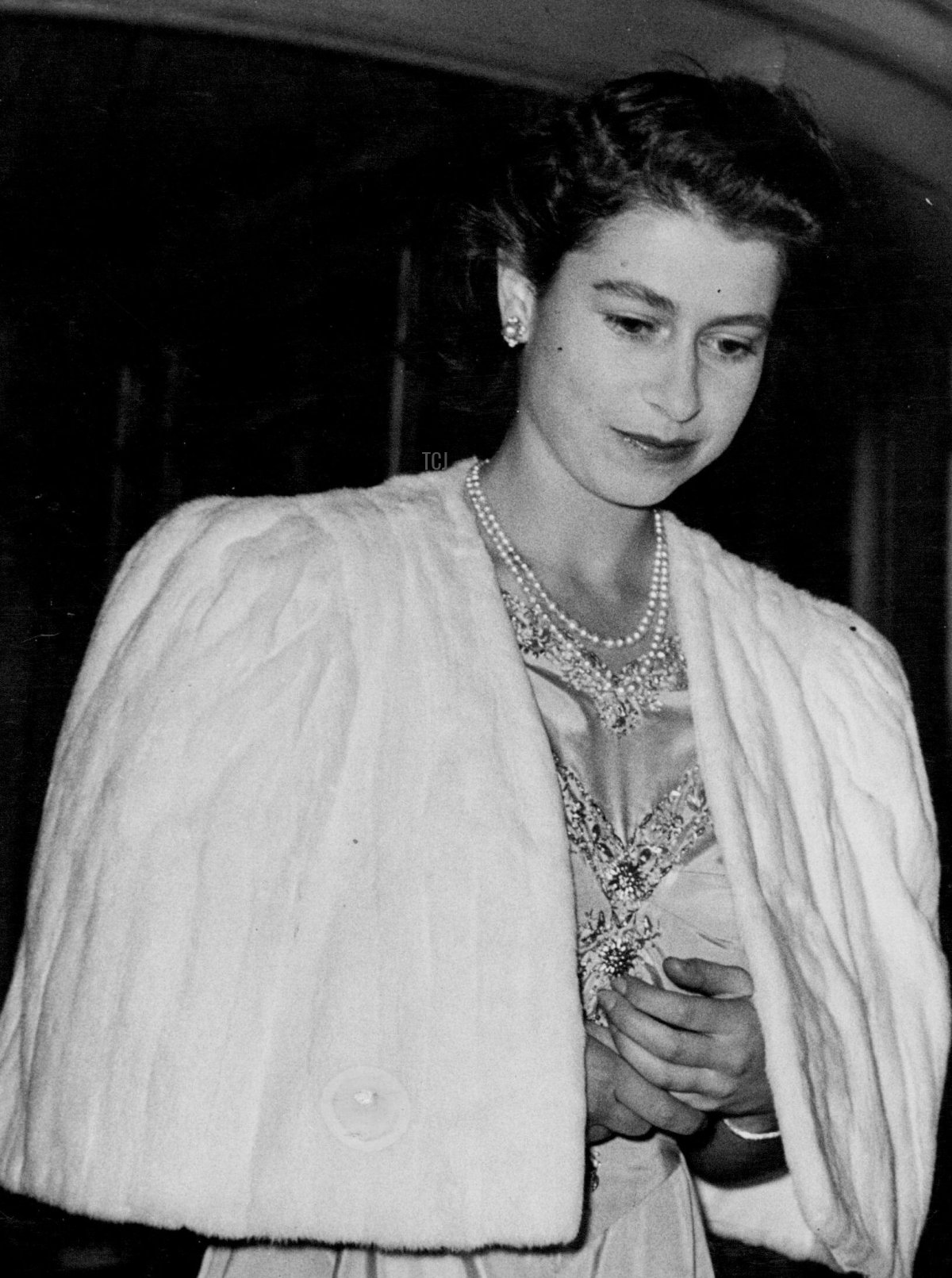 La principessa Elizabeth e il tenente Philip Mountbatten si sposano; la principessa partecipa a una cena privata al Dorchester Hotel. La principessa Elizabeth - con le mani incrociate - lascia il Dorchester Hotel dopo la cena