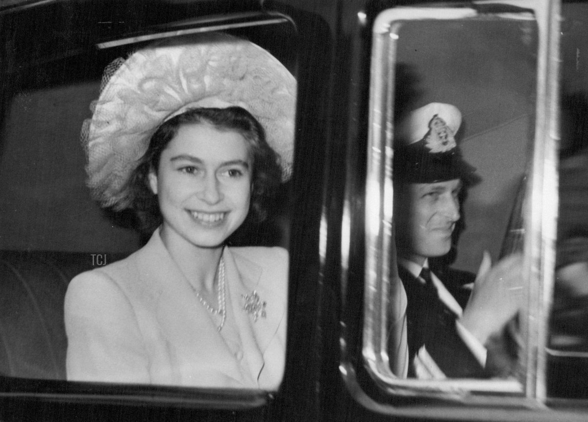 Principessa fidanzata e sorridente e Filippo lasciano il palazzo: la principessa Elizabeth e il tenente Philip Mountbatten lasciano Buckingham Palace in auto