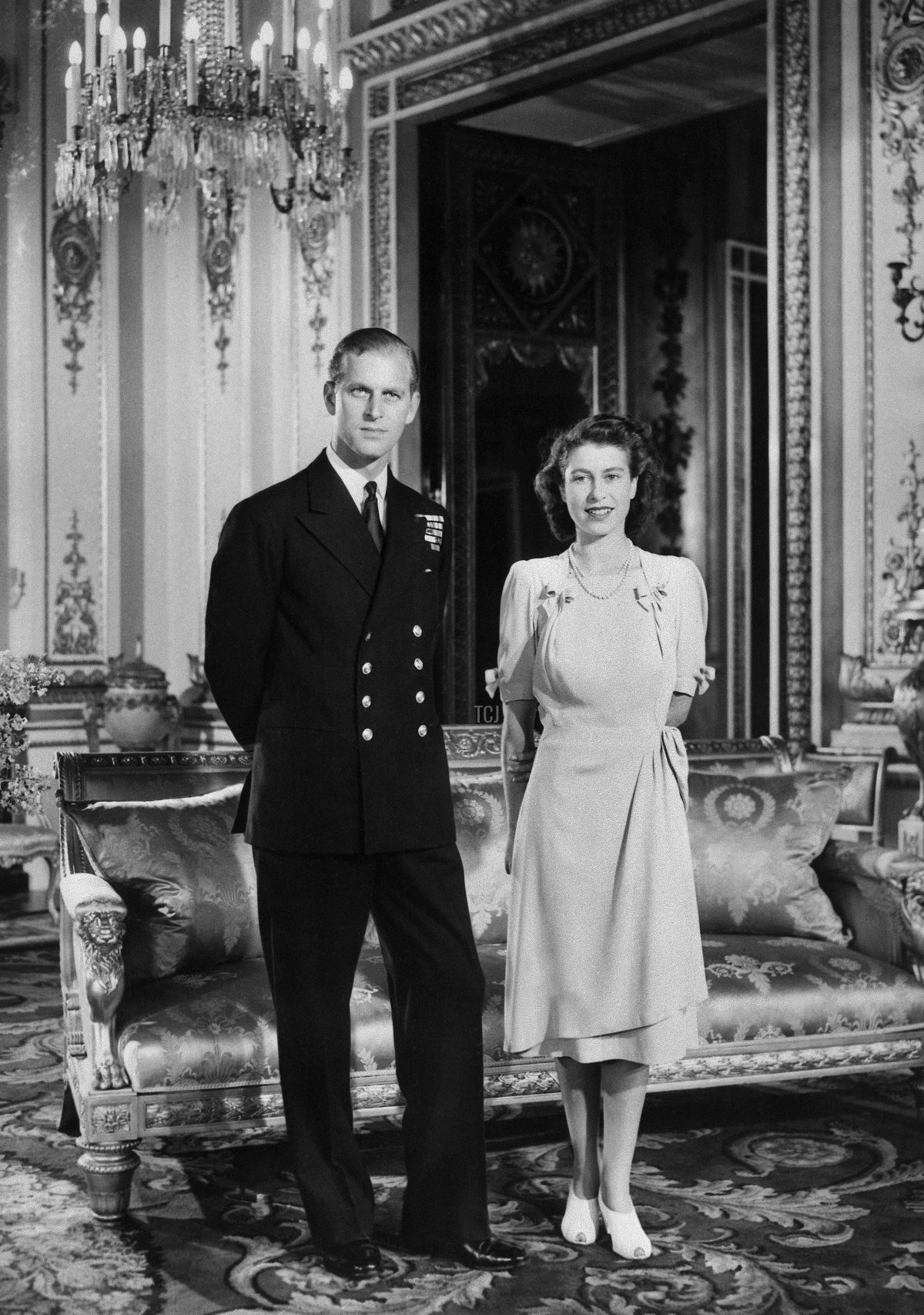 La principessa Elizabeth (futura regina Elizabeth II) e il suo fidanzato Philip Mountbatten (futuro duca di Edimburgo) posano a Buckingham Palace a Londra il 9 luglio 1947, il giorno in cui è stato ufficialmente annunciato il loro fidanzamento