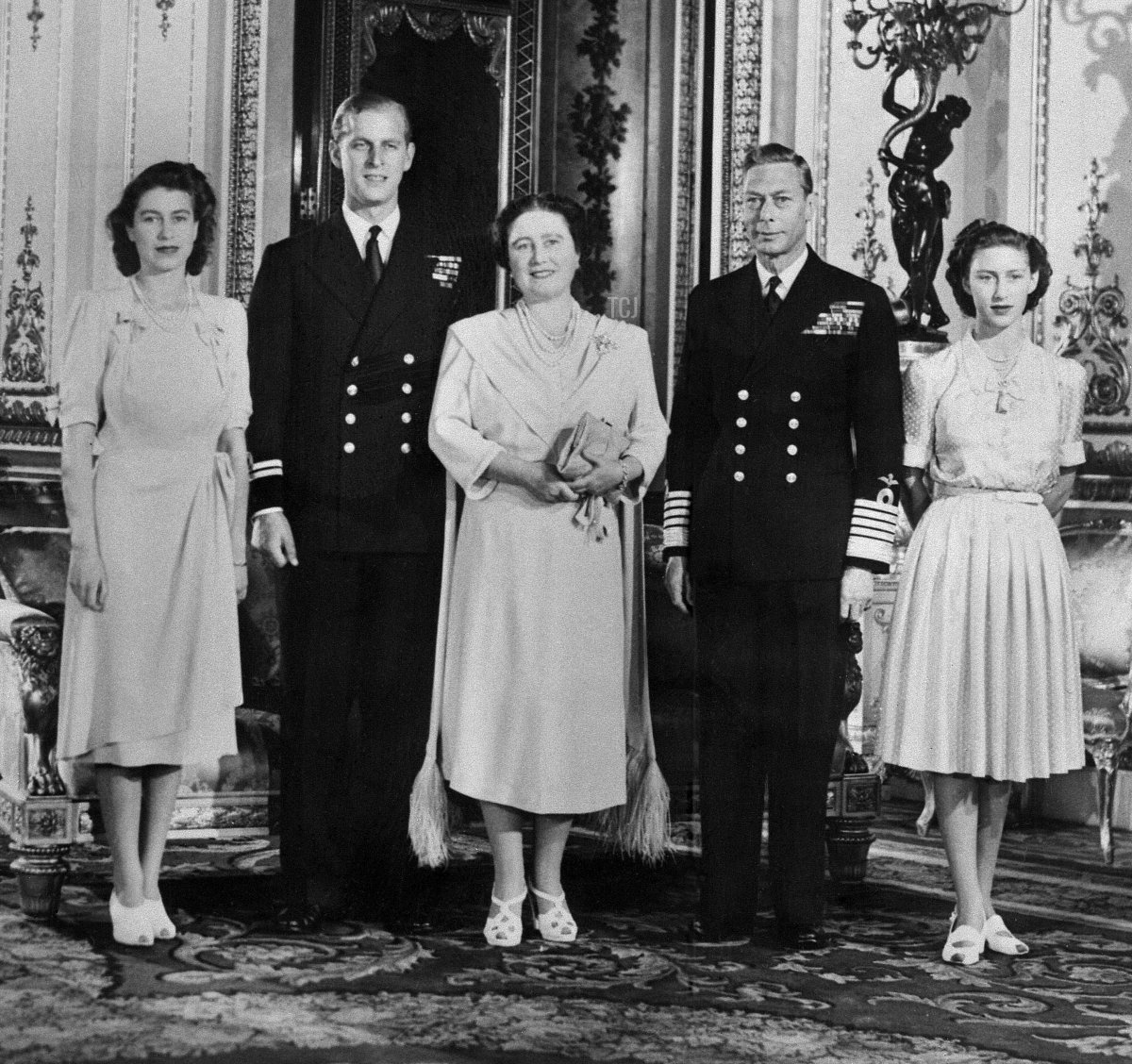 La principessa Elizabeth, futura regina Elizabeth II, il principe Philip Mountbatten, futuro duca di Edimburgo, la regina Elizabeth, futuro regina madre, il re Giorgio VI e la principessa Margherita posano a Buckingham Palace il 9 luglio 1947, il giorno in cui è stato ufficialmente annunciato il fidanzamento della principessa Elizabeth e di Philip Mountbatten