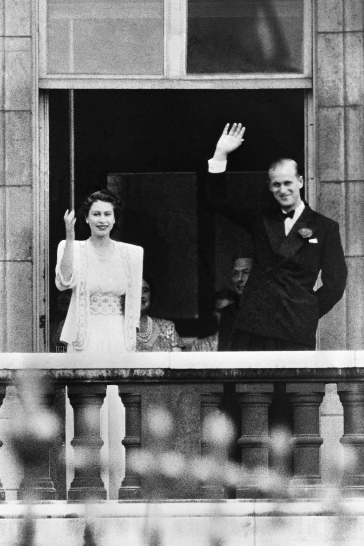 La principessa Elizabeth II e il principe Filippo, duca di Edimburgo, salutano la folla dal balcone a Buckingham Palace a Londra nel 1947