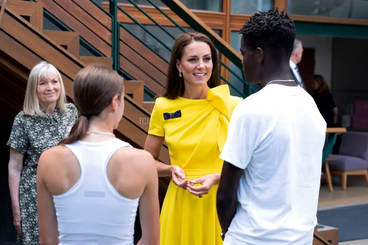 In questa immagine rilasciata dall'AELTC, la Duchessa di Cambridge incontra due semifinaliste dei Campionati Junior 14&U: Isabelle Britton (S) e Carel Ngounoue (D), il 9 luglio 2022.