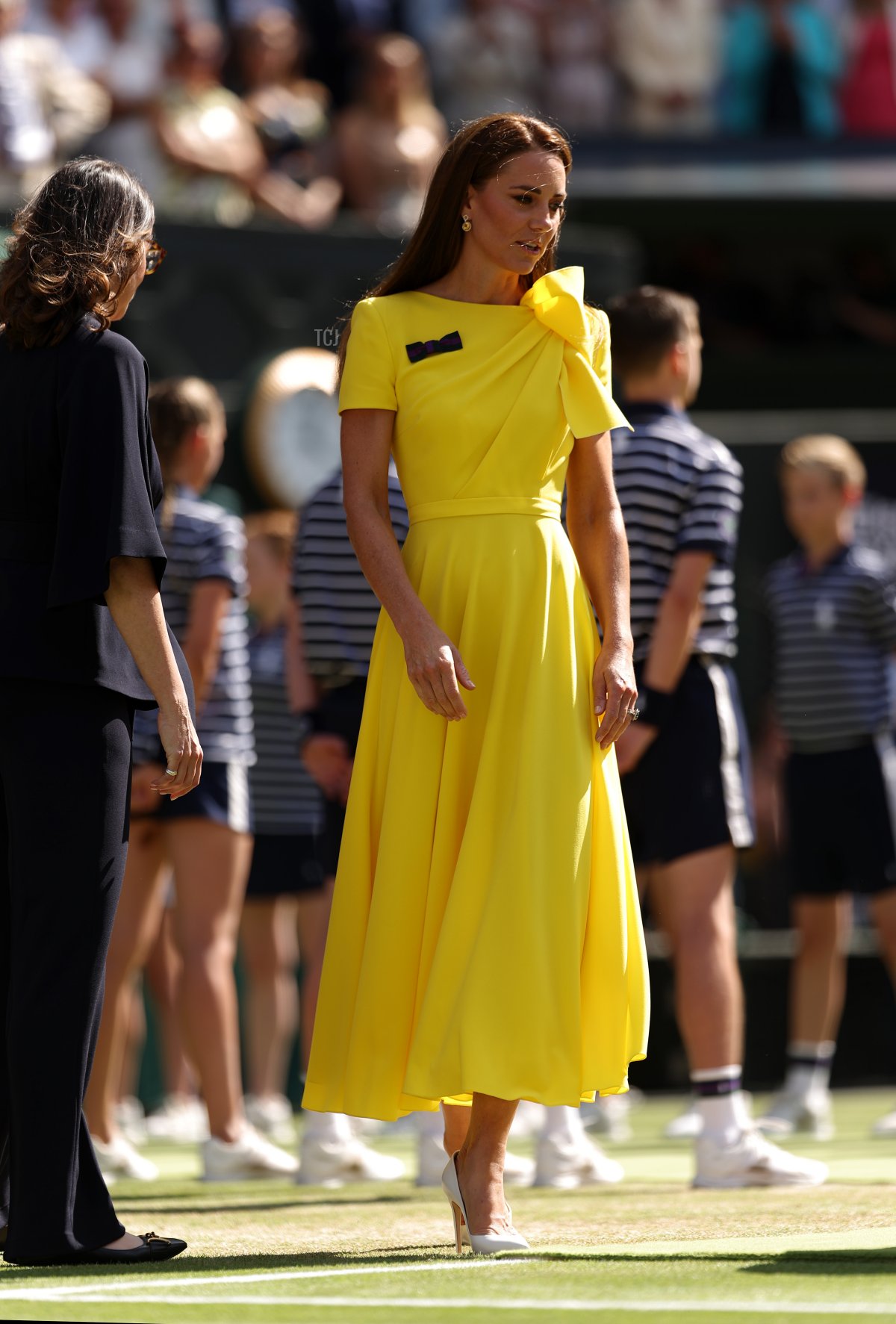 La Duchessa di Cambridge presenta il trofeo a Elena Rybakina dopo la vittoria su Ons Jabeur durante la finale femminile, il 9 luglio 2022.