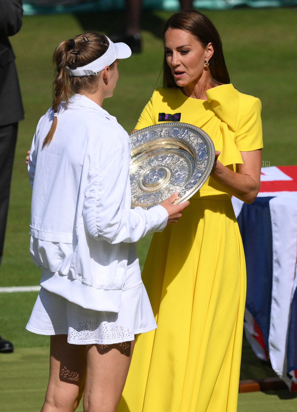 La Duchessa di Cambridge consegna il trofeo Venus Rosewater Dish a Elena Rybakina durante la cerimonia di premiazione del torneo, il 9 luglio 2022.