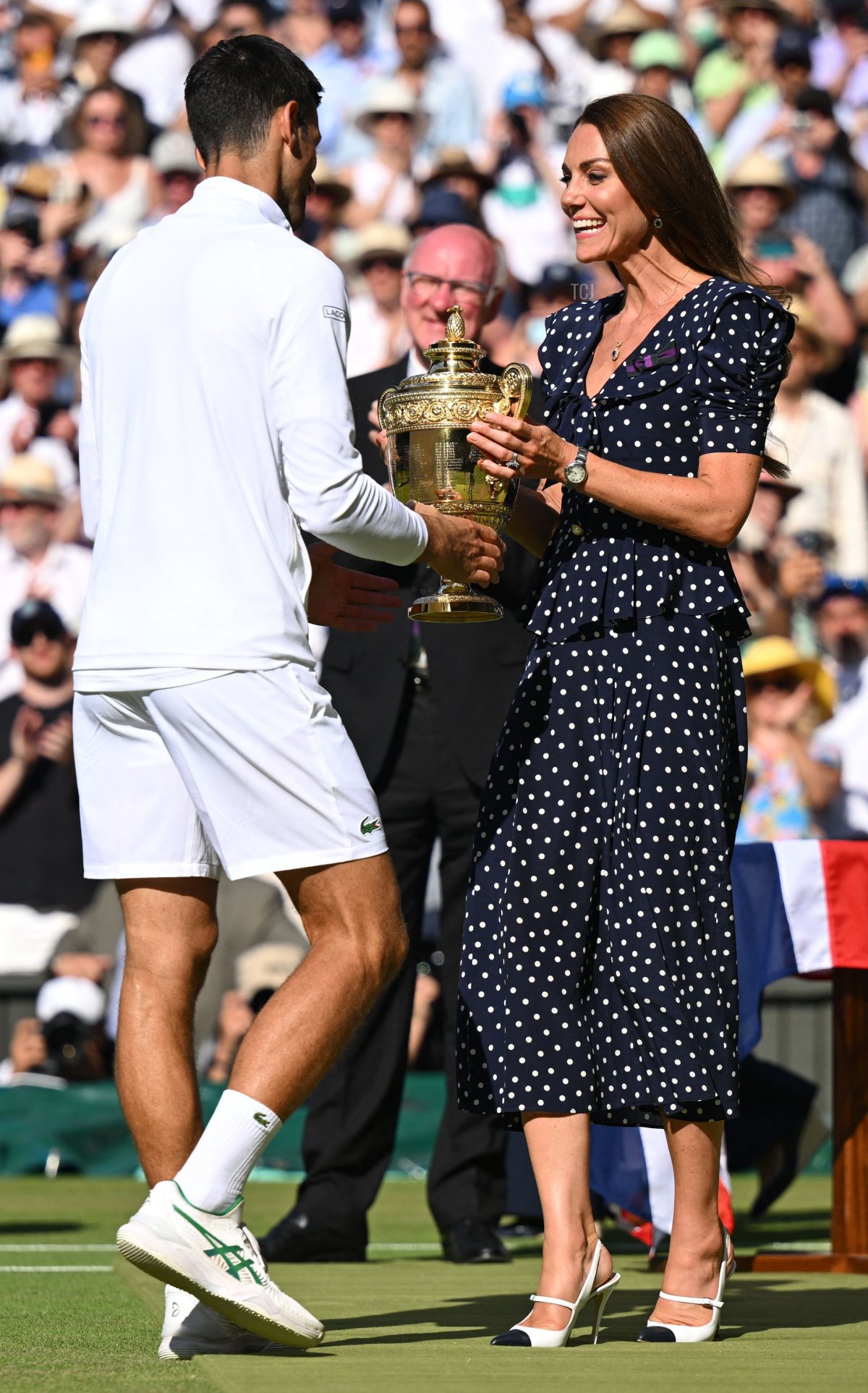 La Duchessa di Cambridge consegna il trofeo al vincitore Novak Djokovic dopo la finale del singolo maschile, il 10 luglio 2022.