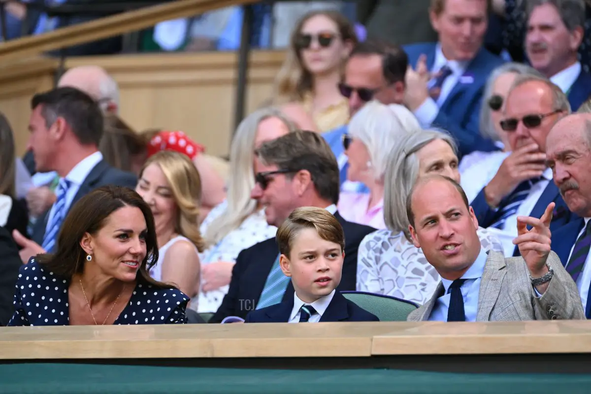 La Duchessa di Cambridge e il principe William guardano il loro figlio, il principe George, mentre assistono alla finale del singolo maschile, il 10 luglio 2022.