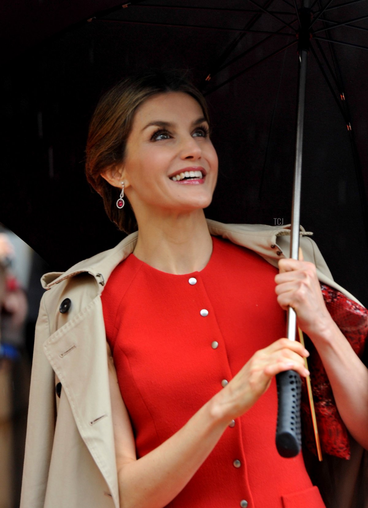 La regina Letizia di Spagna saluta la folla durante una visita a La Rinconada il 10 maggio 2016 a La Rinconada, Siviglia, Spagna