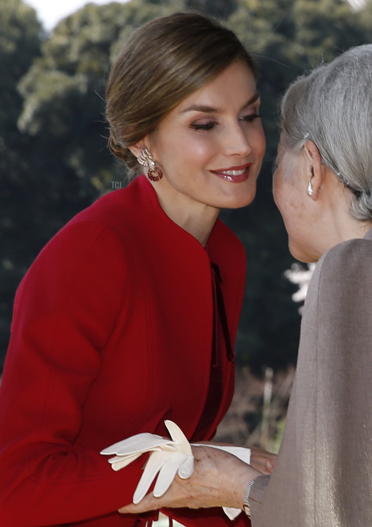 La regina Letizia di Spagna (a sinistra) è accolta dall'imperatrice giapponese Michiko al suo arrivo per una cerimonia di benvenuto presso il Palazzo Imperiale di Tokyo il 5 aprile 2017