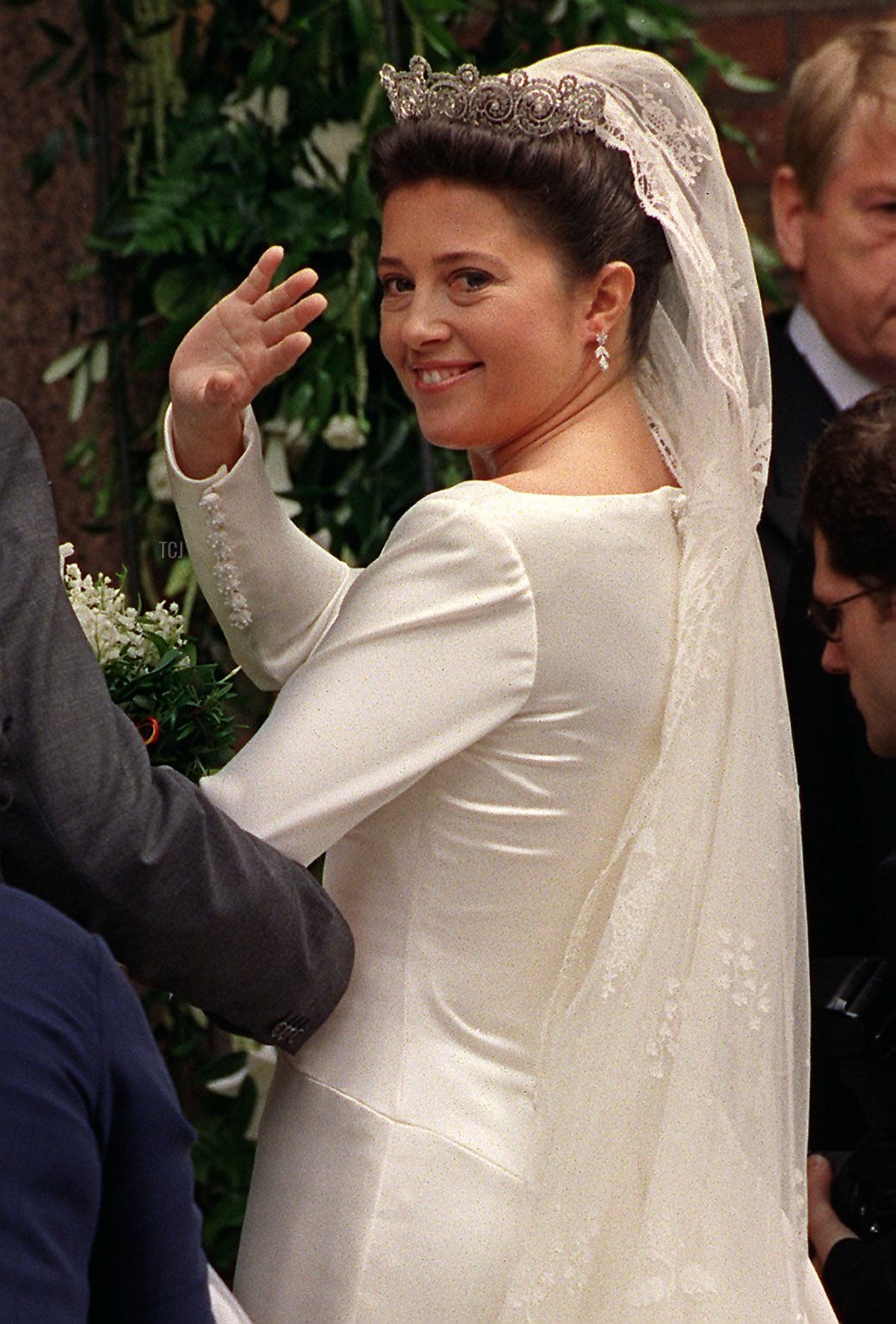 La Principessa Alexia, figlia del re esiliato Costantino e della regina Anna-Maria di Grecia, saluta all'arrivo alla Cattedrale Greco-Ortodossa di St. Sophia, Londra Centrale, 9 luglio 1999, per il suo matrimonio con Carlos Morales Quintana di Spagna