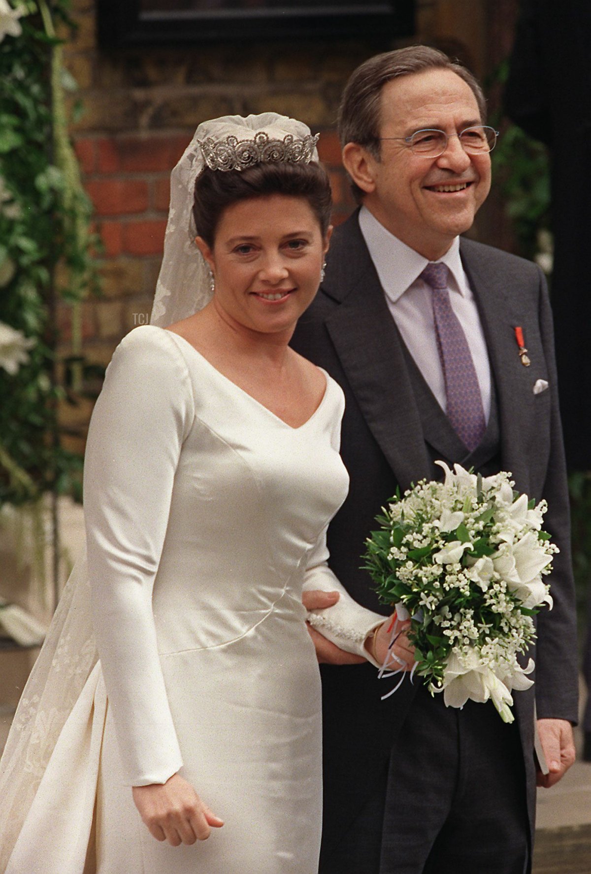 La Principessa Alexia e il suo padre, il re esiliato Costantino di Grecia, sorridono all'arrivo alla Cattedrale Greco-Ortodossa di St. Sophia, Londra Centrale, 9 luglio 1999, per il matrimonio della Principessa con Carlos Morales Quintana di Spagna