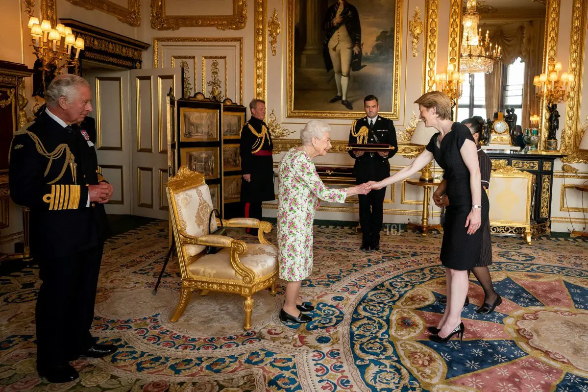 Il Principe di Galles osserva mentre la Regina Elisabetta II presenta la George Cross al CEO della NHS England Amanda Pritchard e a May Parsons, Matrona Moderna dell'Università Ospedale Coventry e Warwickshire, durante un'udienza al Castello di Windsor, a ovest di Londra, il 12 luglio 2022