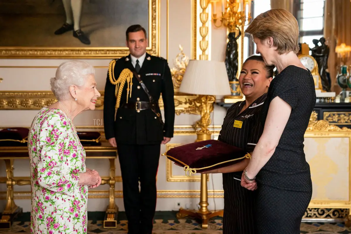 La Regina Elisabetta II presenta la George Cross al CEO della NHS England Amanda Pritchard e a May Parsons, rappresentanti del Servizio Sanitario Nazionale, durante un'udienza al Castello di Windsor, a ovest di Londra, il 12 luglio 2022