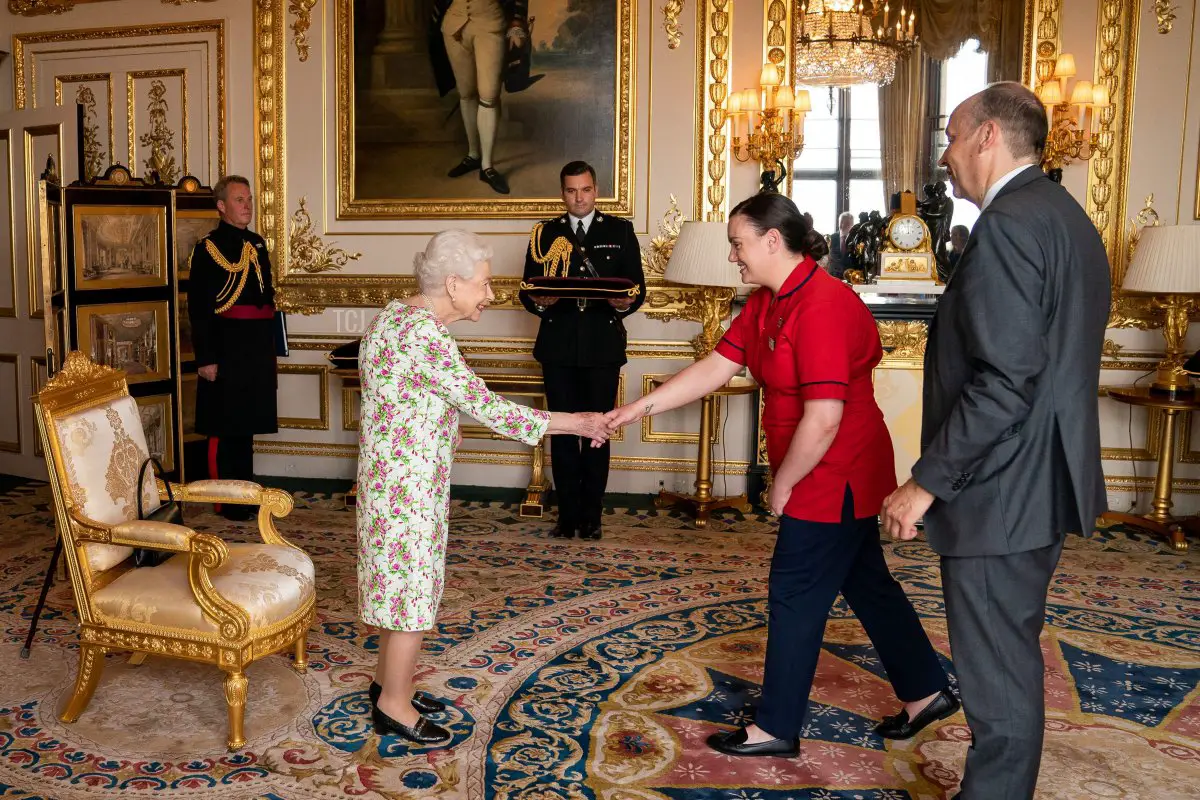 La Regina Elisabetta II presenta la George Cross a Peter May, Segretario Permanente del Ministero della Salute e CEO della Salute e Assistenza Sociale, e a Suor Joanna Hogg, del Pronto Soccorso dell'Ospedale Reale Victoria, durante un'udienza al Castello di Windsor, a ovest di Londra, il 12 luglio 2022